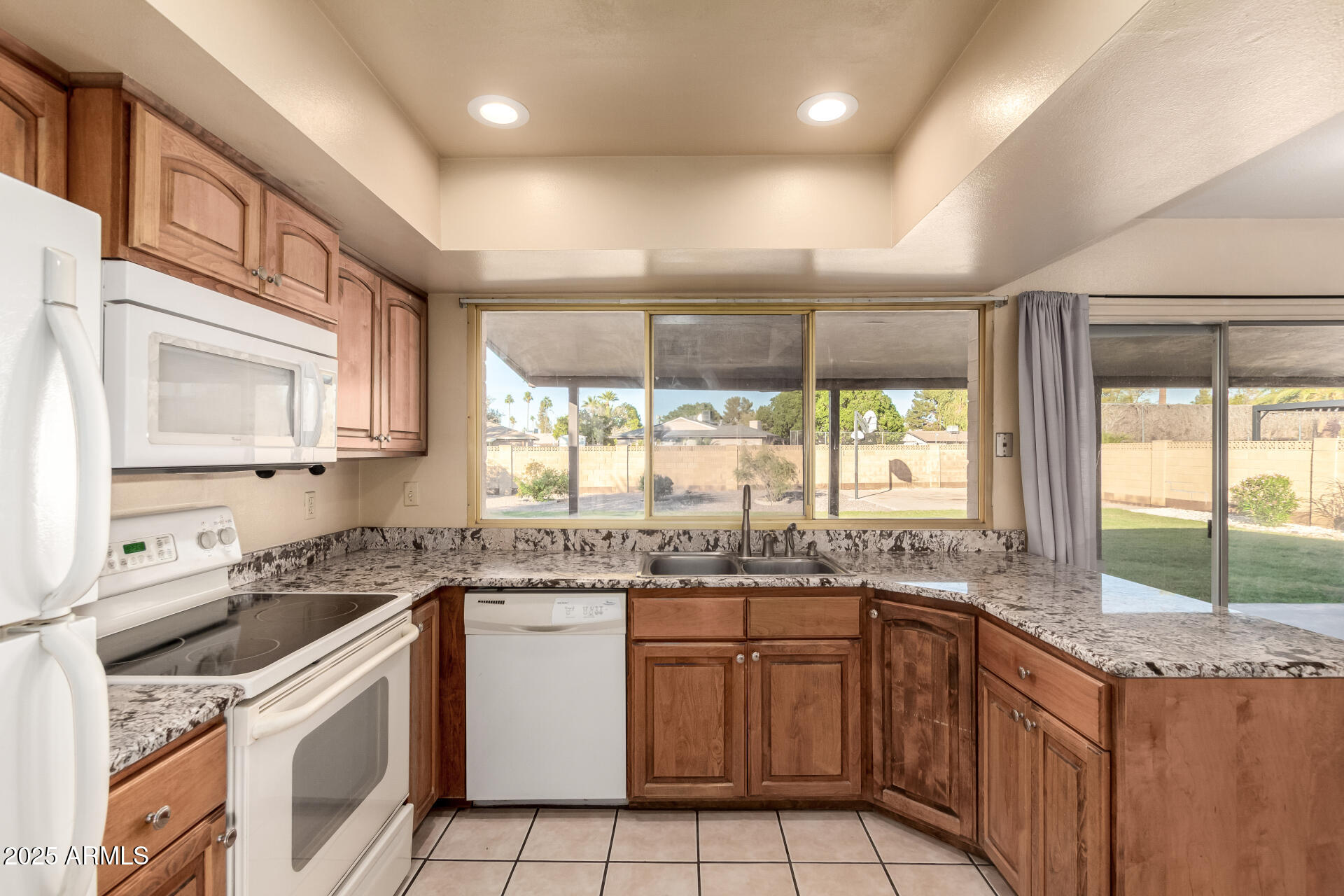 1046 E CARMEN Street