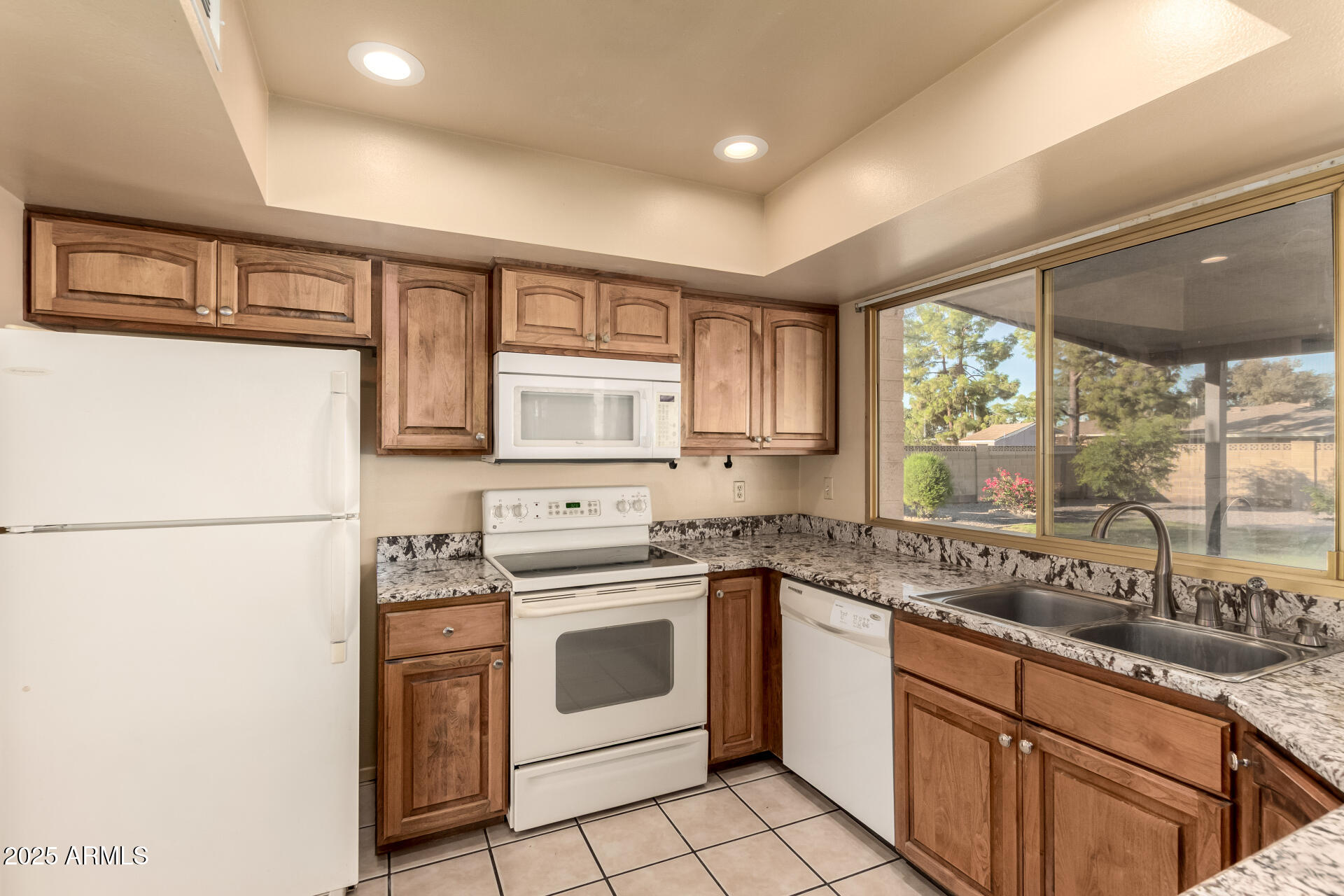 1046 E CARMEN Street