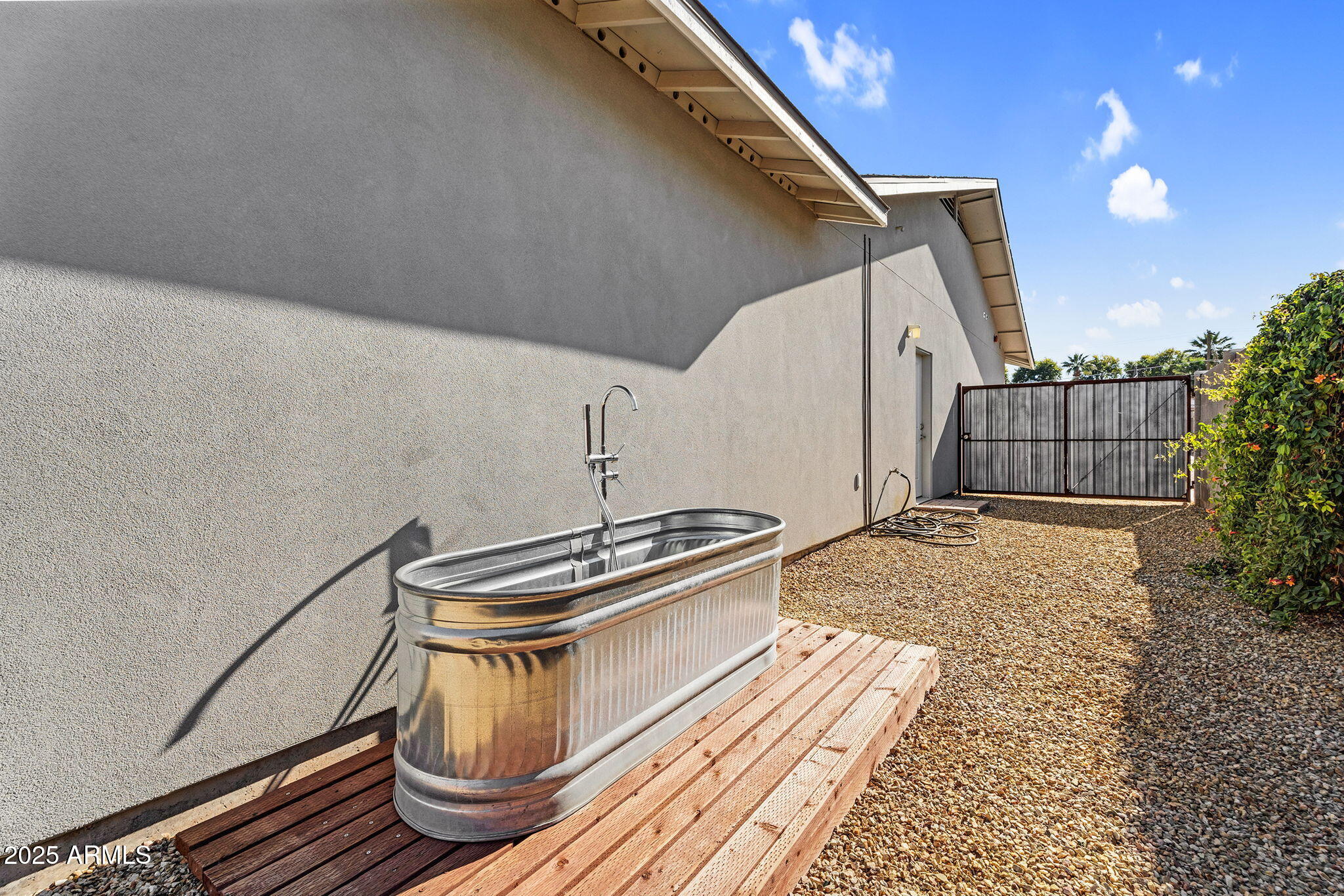 8522 E VERNON Avenue