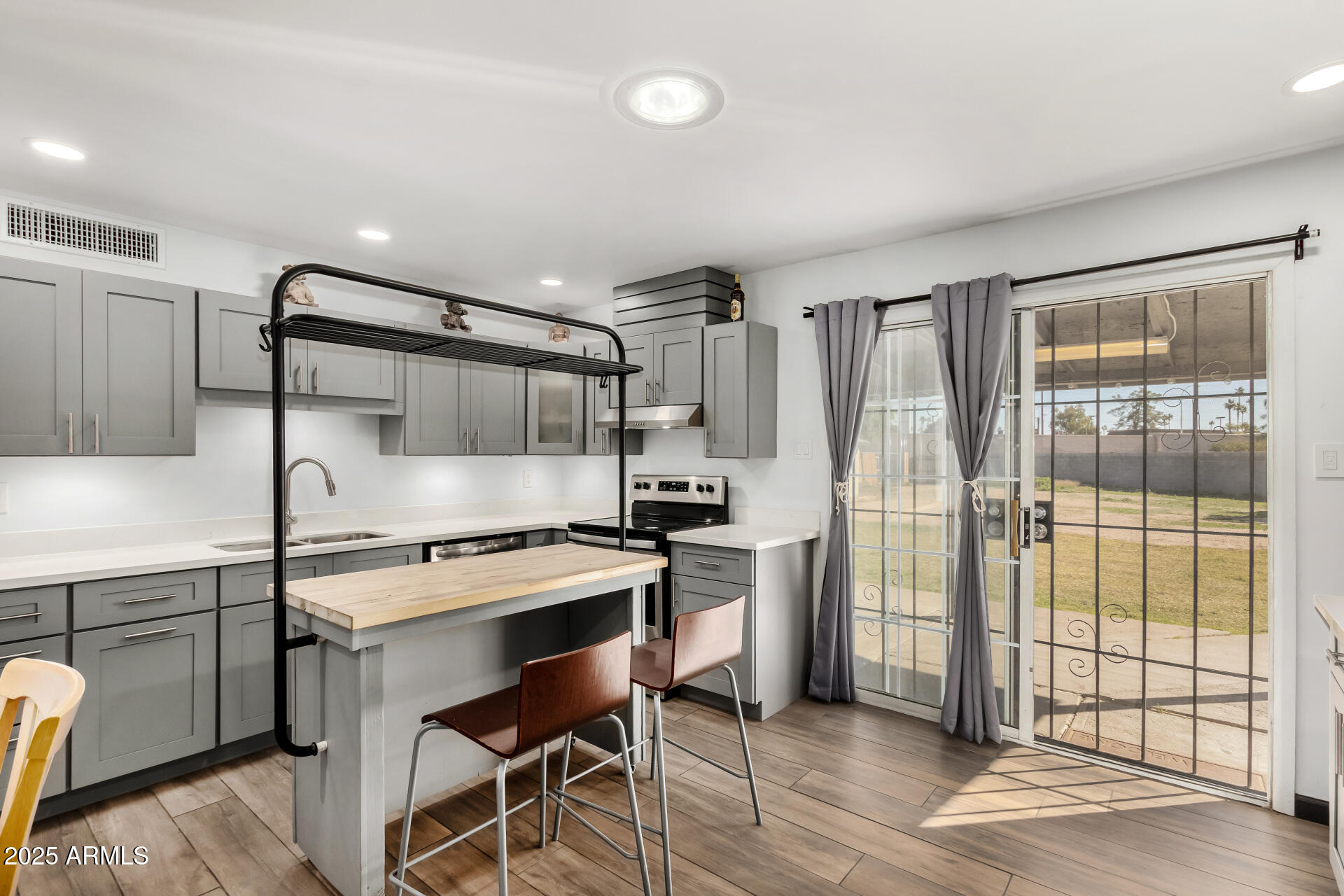 4713 E HIDALGO Avenue