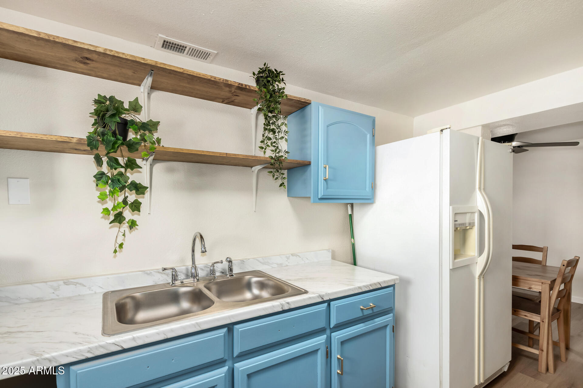 4713 E HIDALGO Avenue