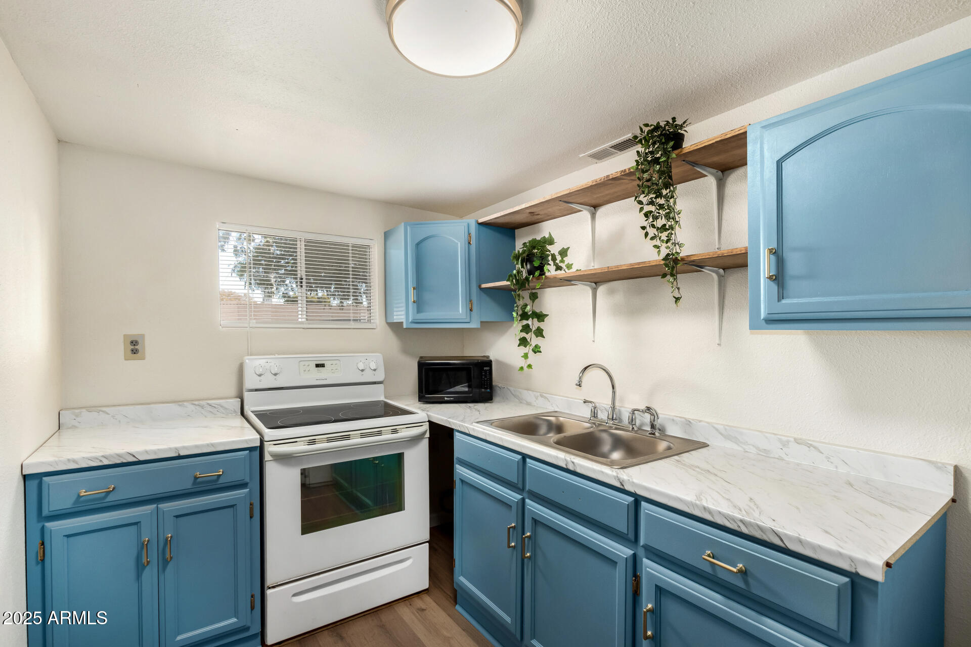 4713 E HIDALGO Avenue