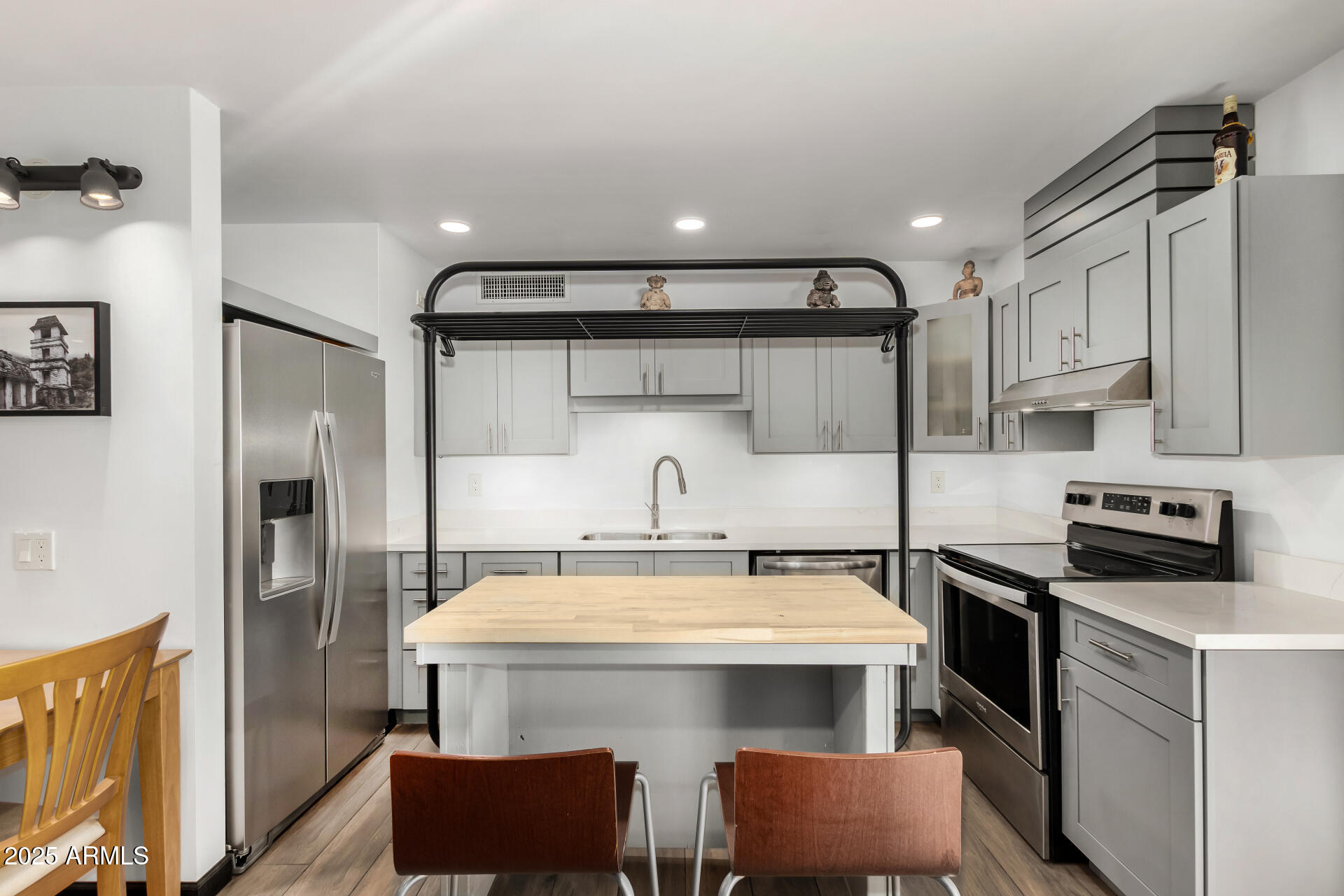 4713 E HIDALGO Avenue