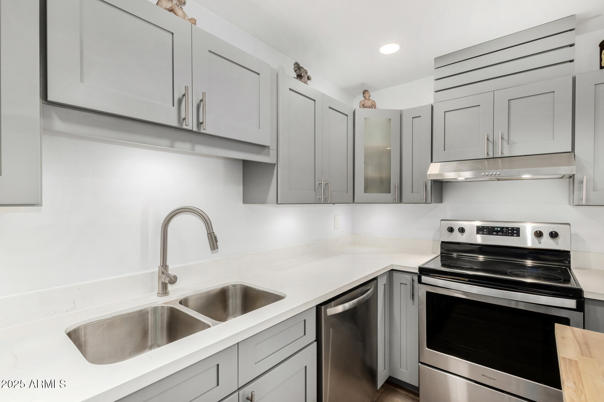 4713 E HIDALGO Avenue