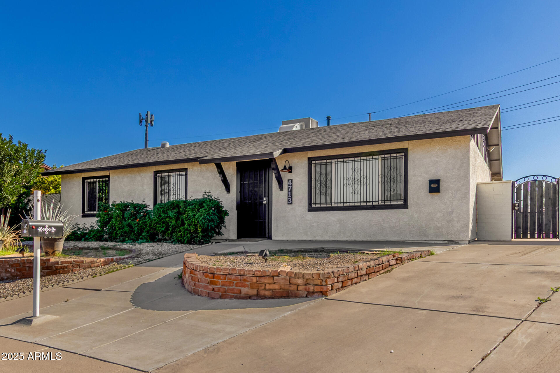 4713 E HIDALGO Avenue