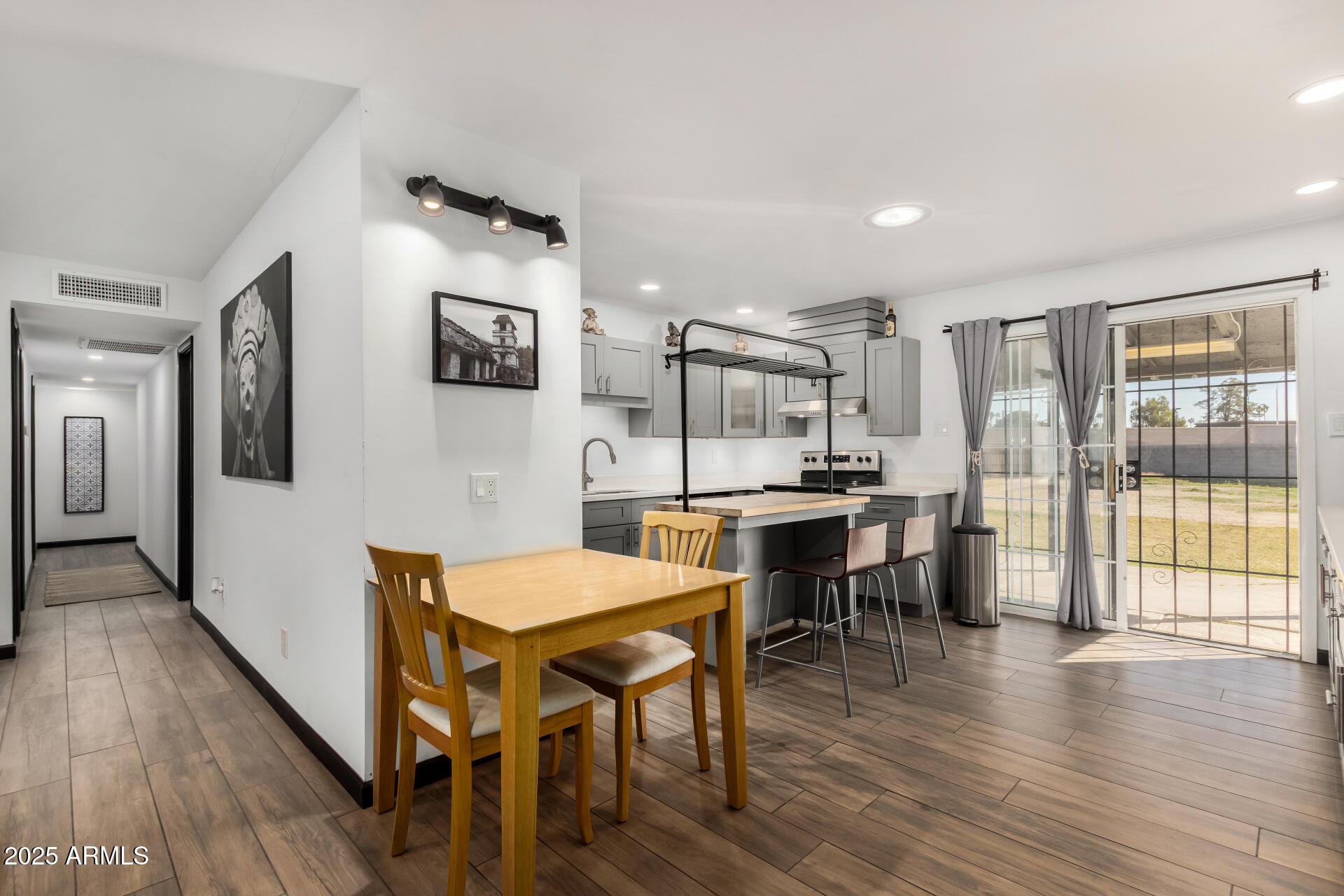 4713 E HIDALGO Avenue