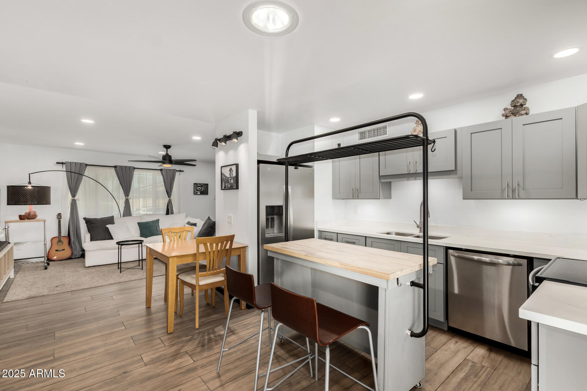 4713 E HIDALGO Avenue