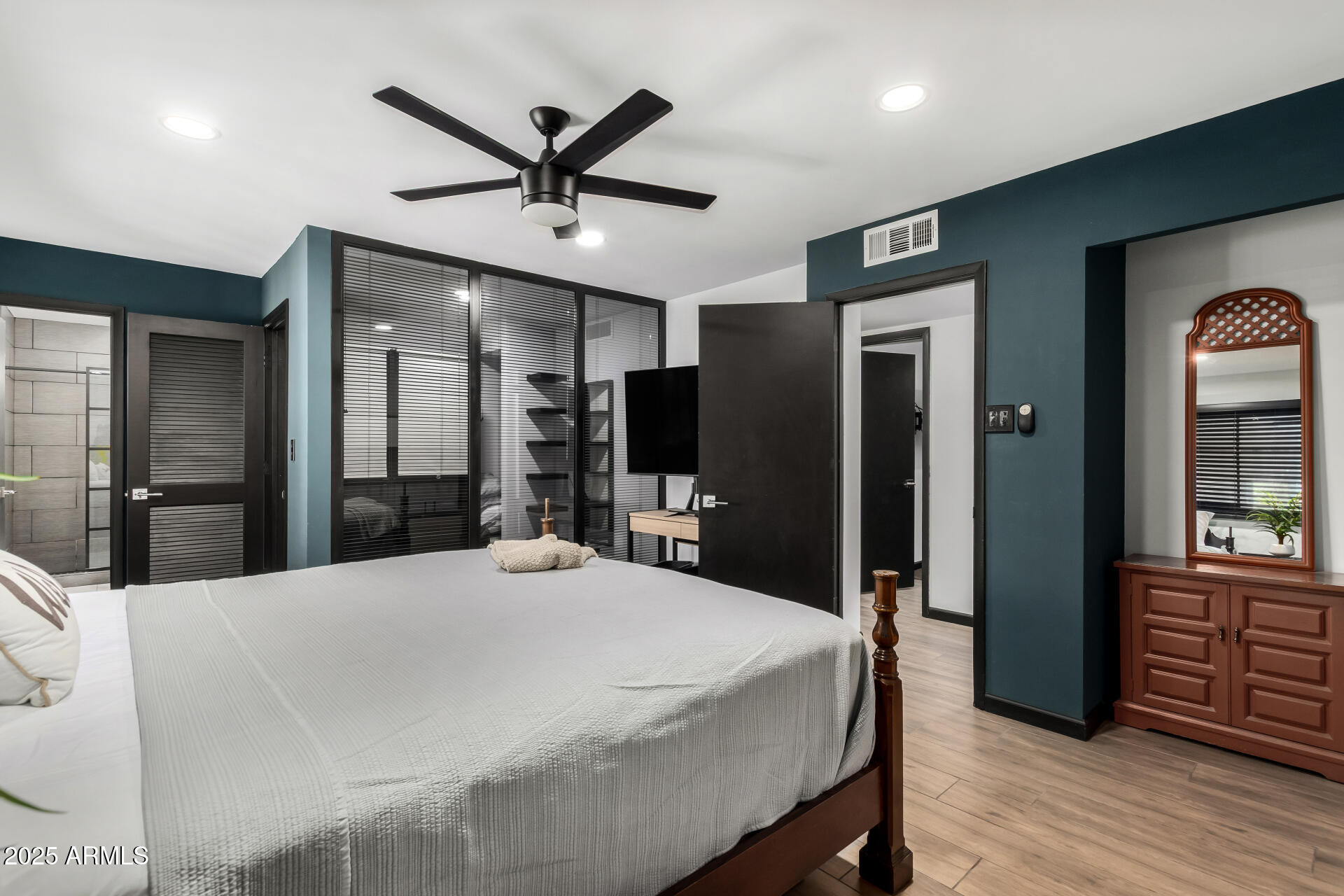 4713 E HIDALGO Avenue