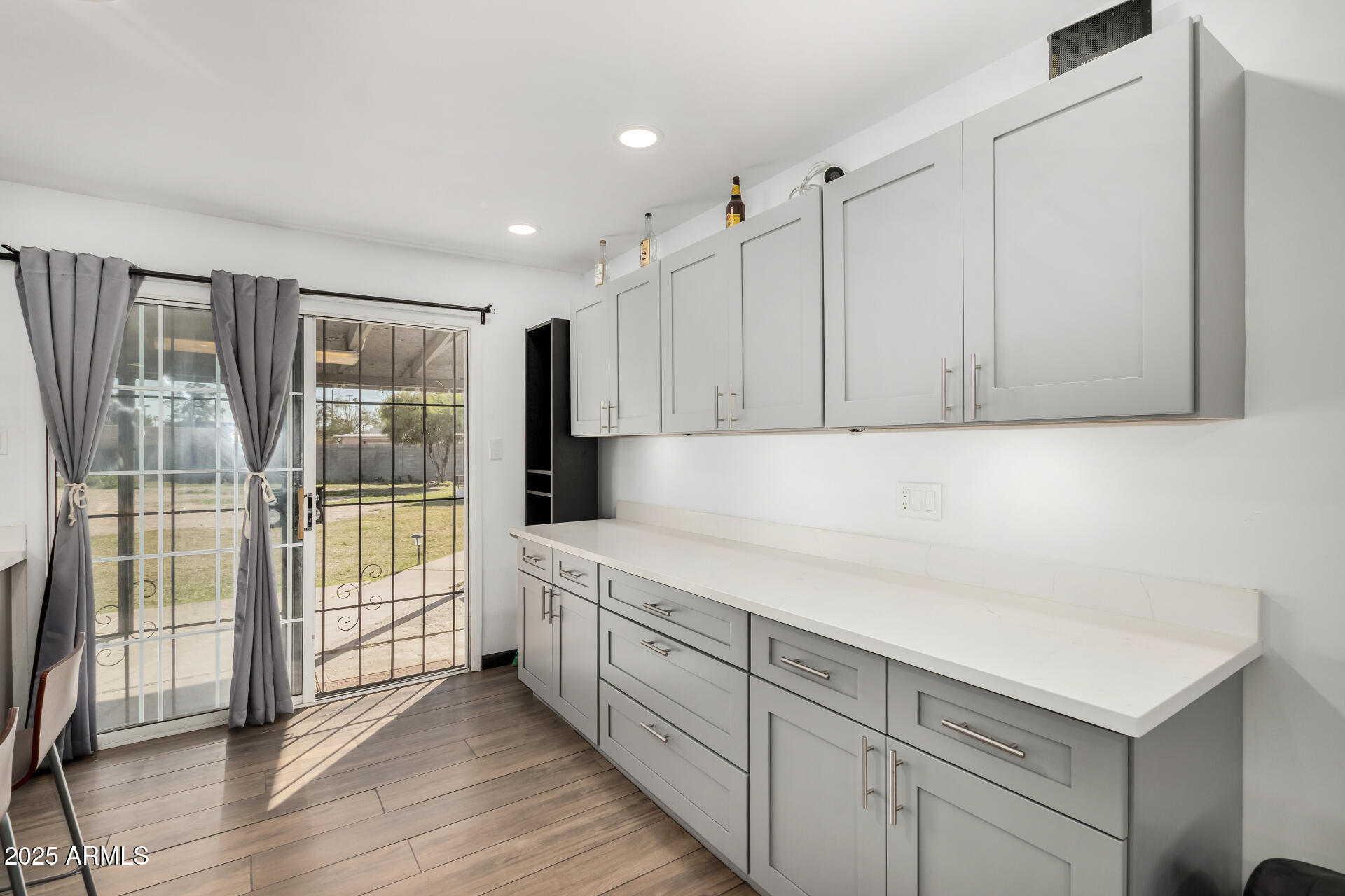 4713 E HIDALGO Avenue