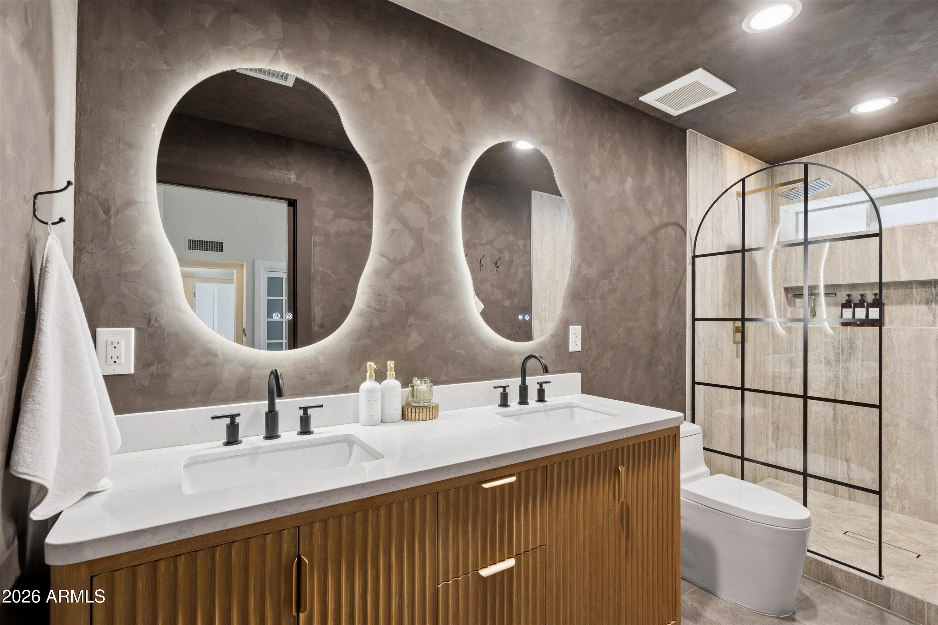 7001 E THUNDERBIRD Road