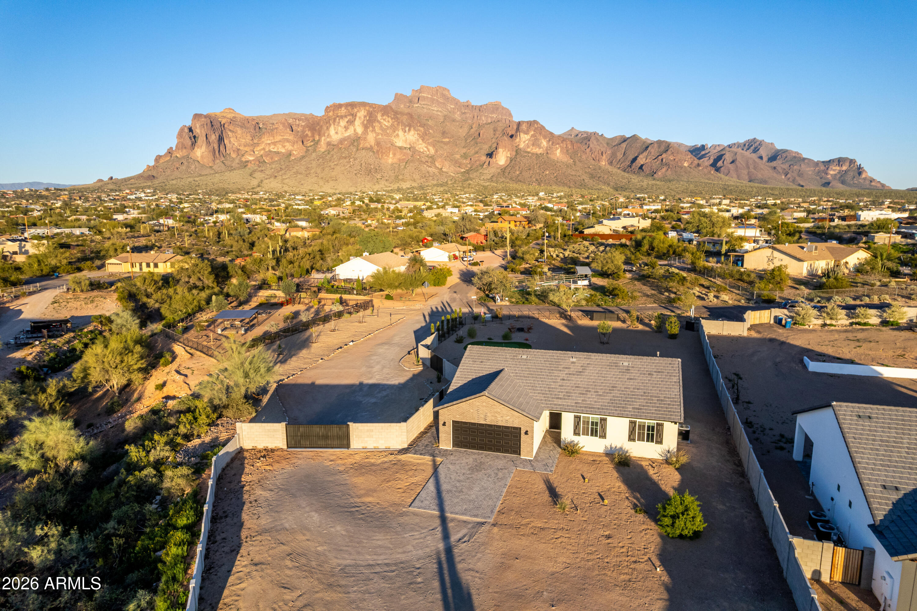 990 N Muleshoe Road