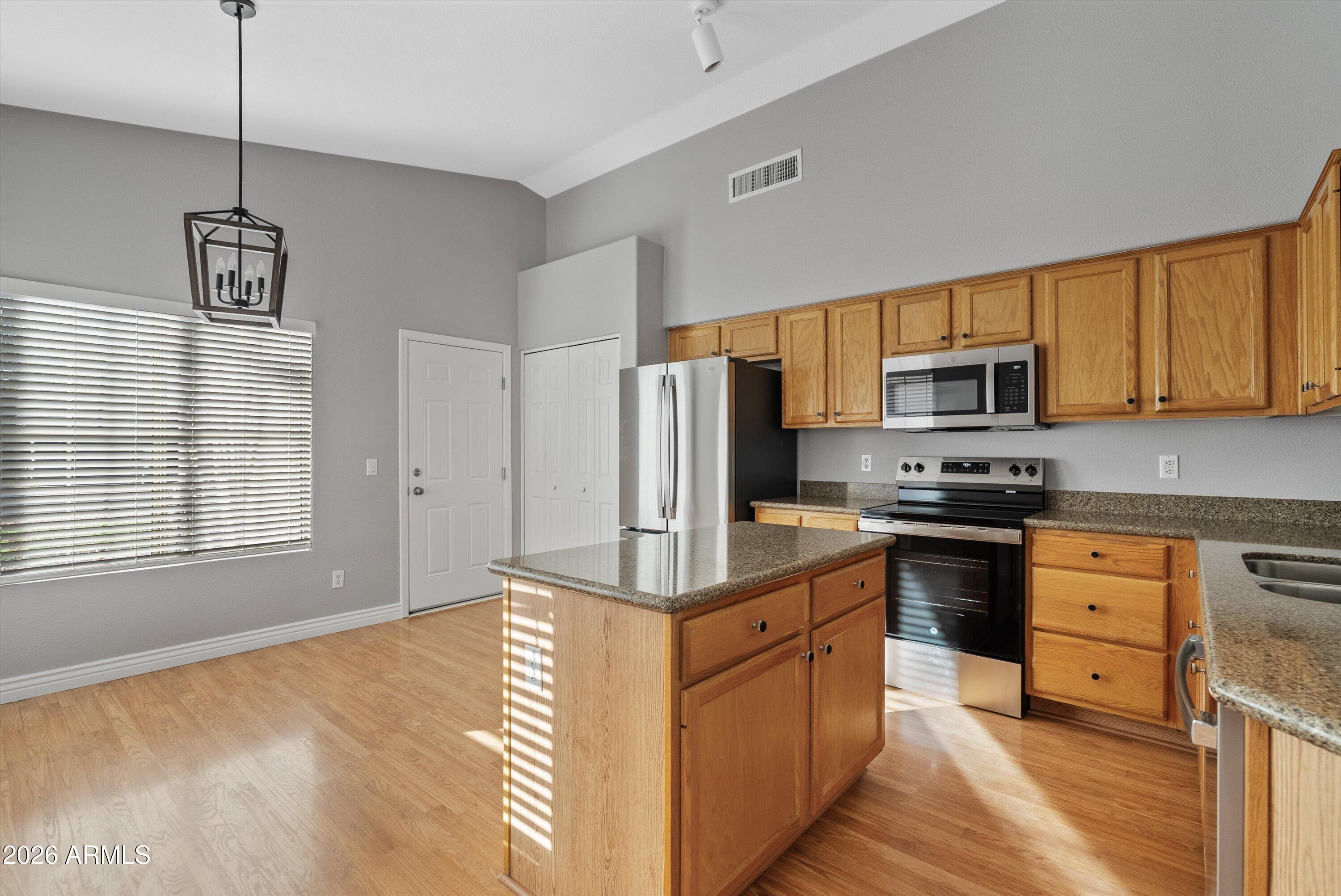 870 W PAGE Avenue