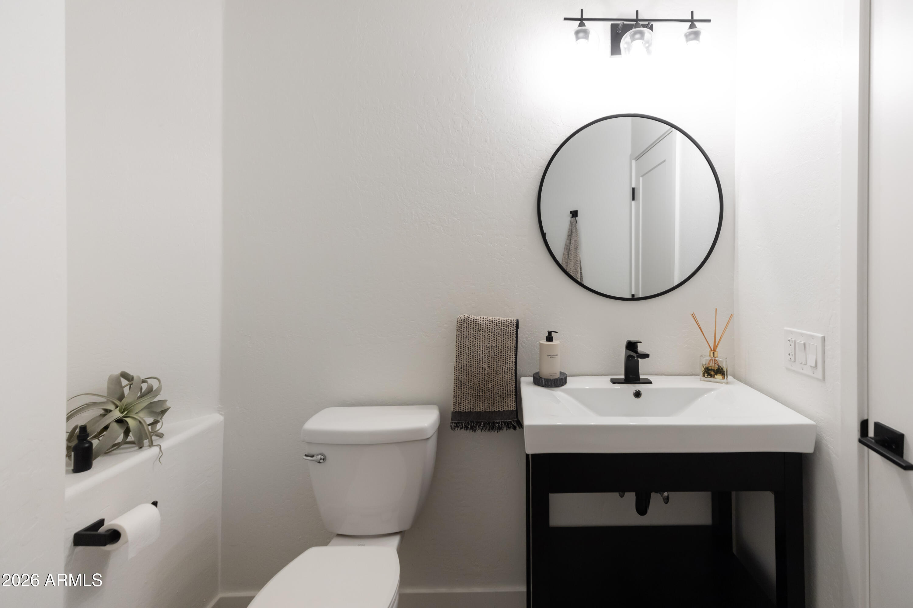 6735 E GELDING Drive