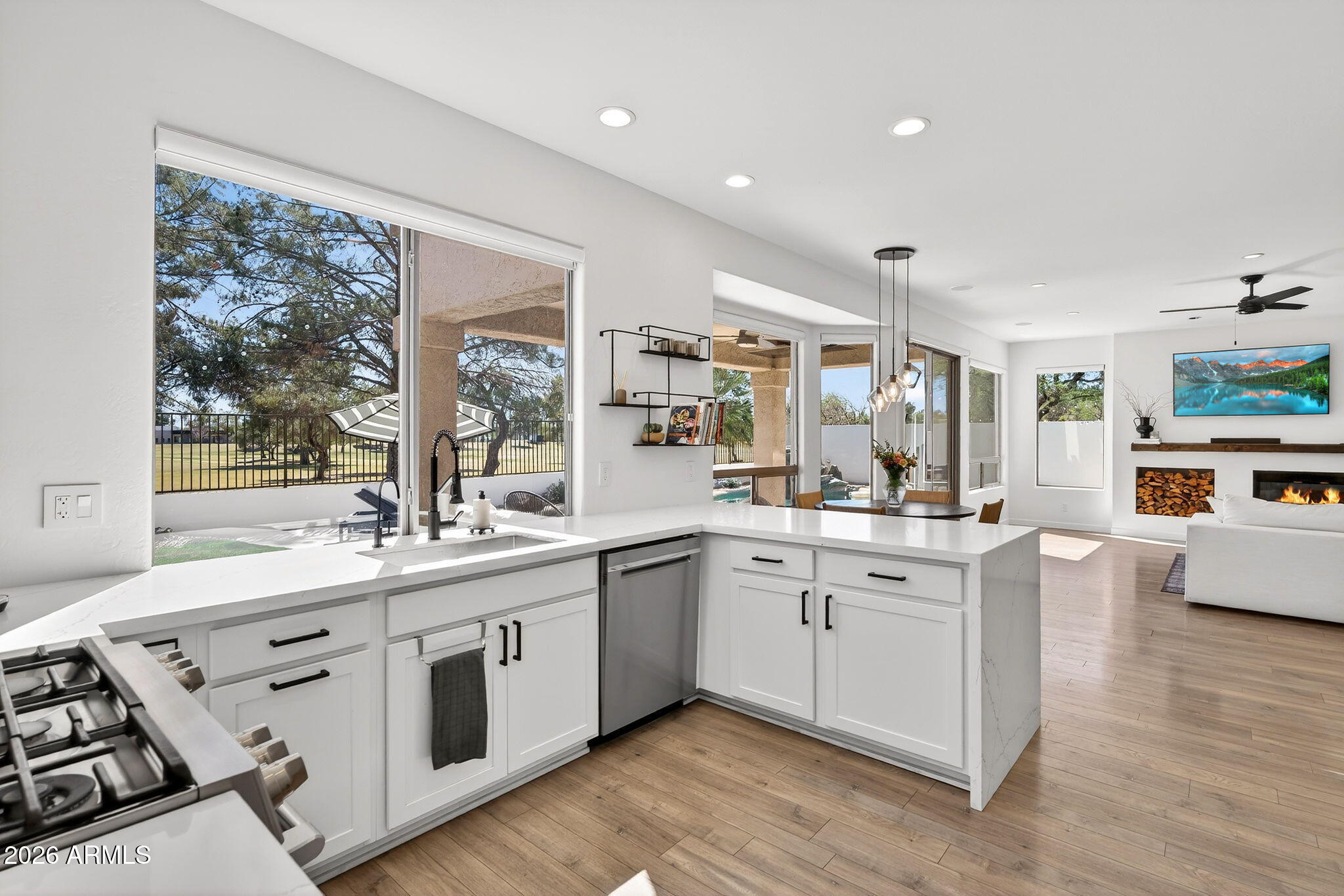 6735 E GELDING Drive