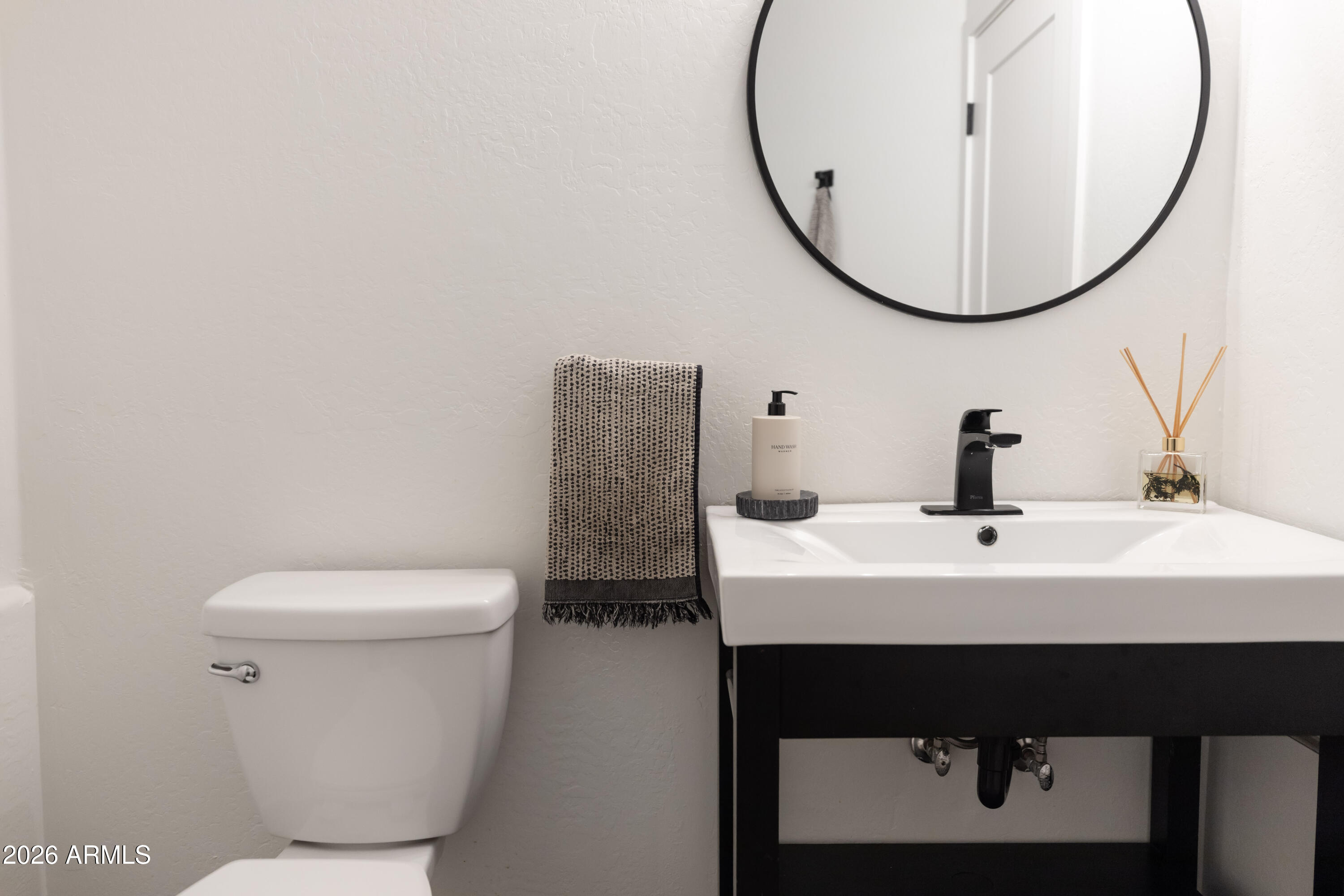 6735 E GELDING Drive