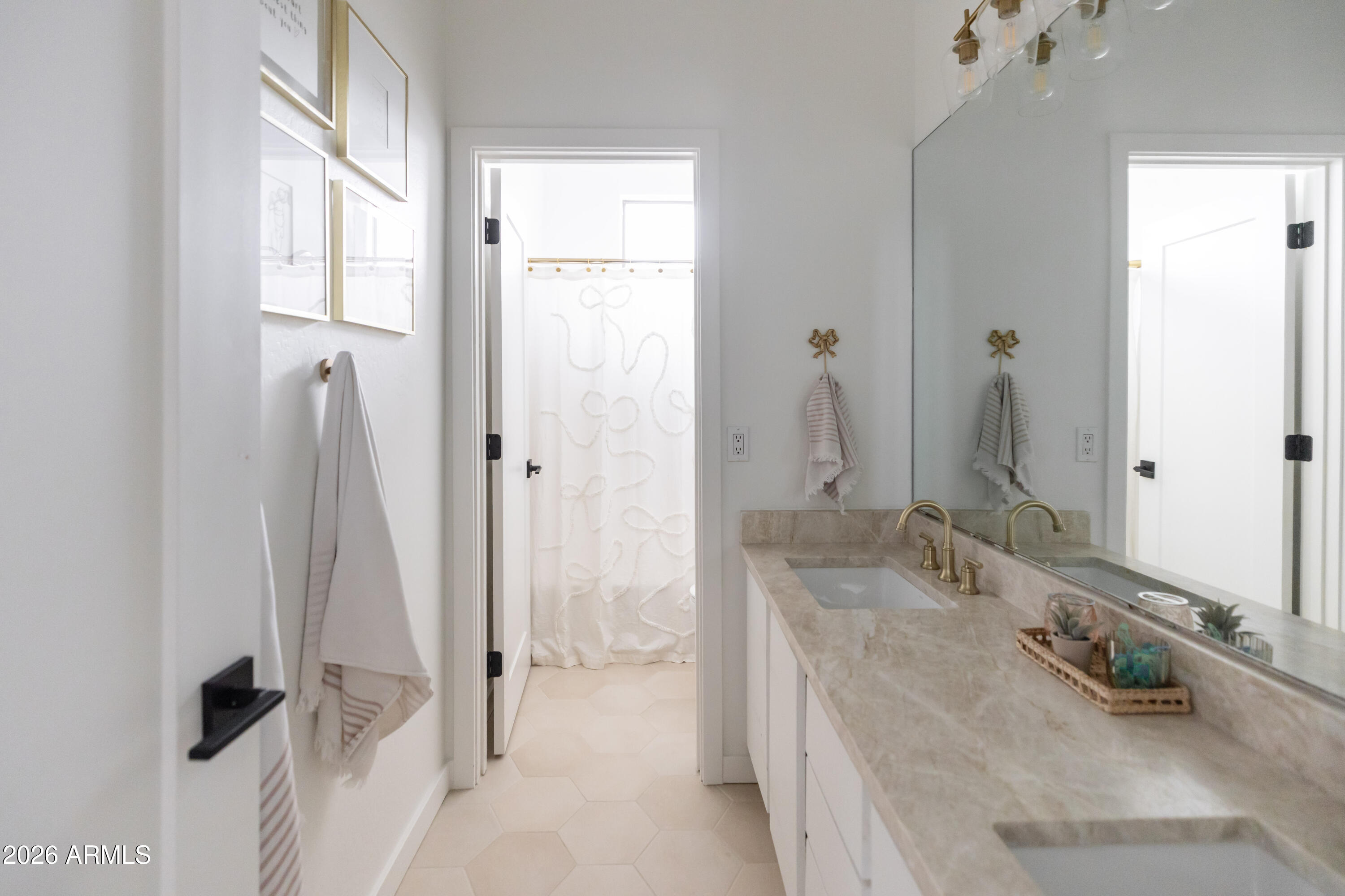 6735 E GELDING Drive