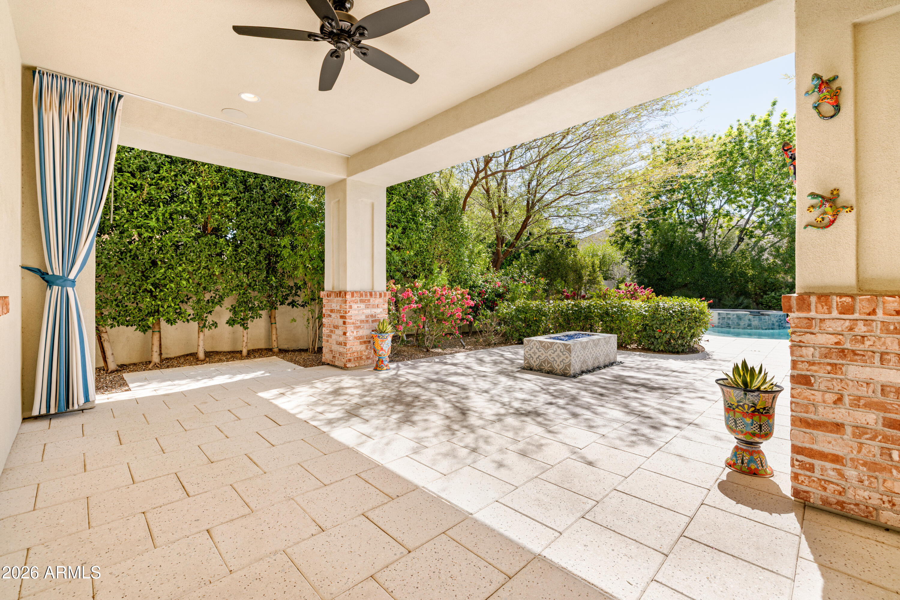 625 W Echo Lane