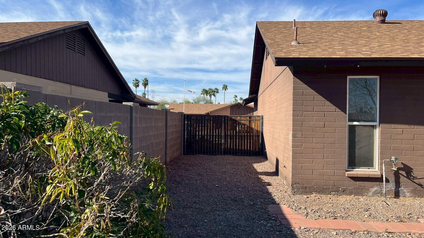 2807 W NEWTON Court