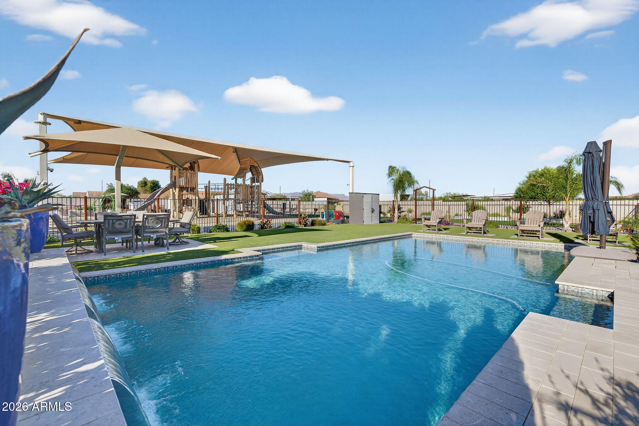 1124 E LOVELAND Lane