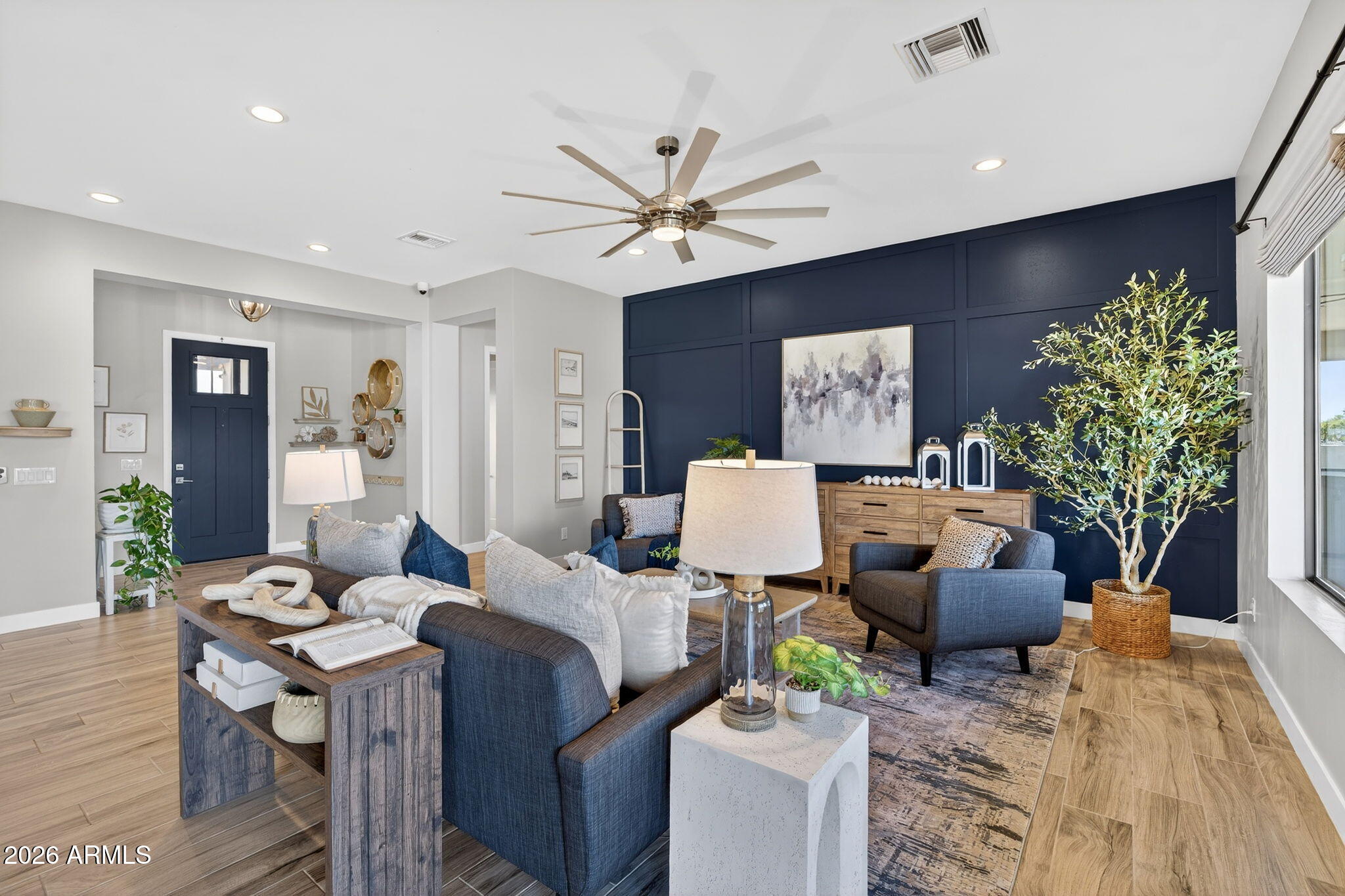 1124 E LOVELAND Lane