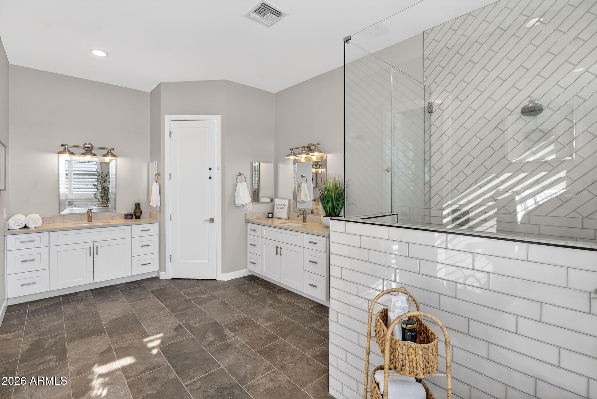 1124 E LOVELAND Lane