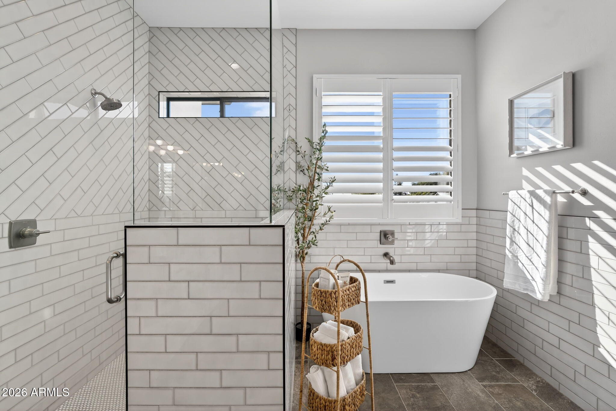 1124 E LOVELAND Lane