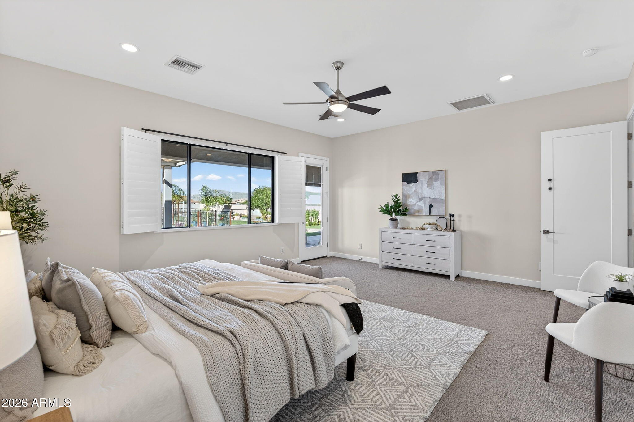 1124 E LOVELAND Lane