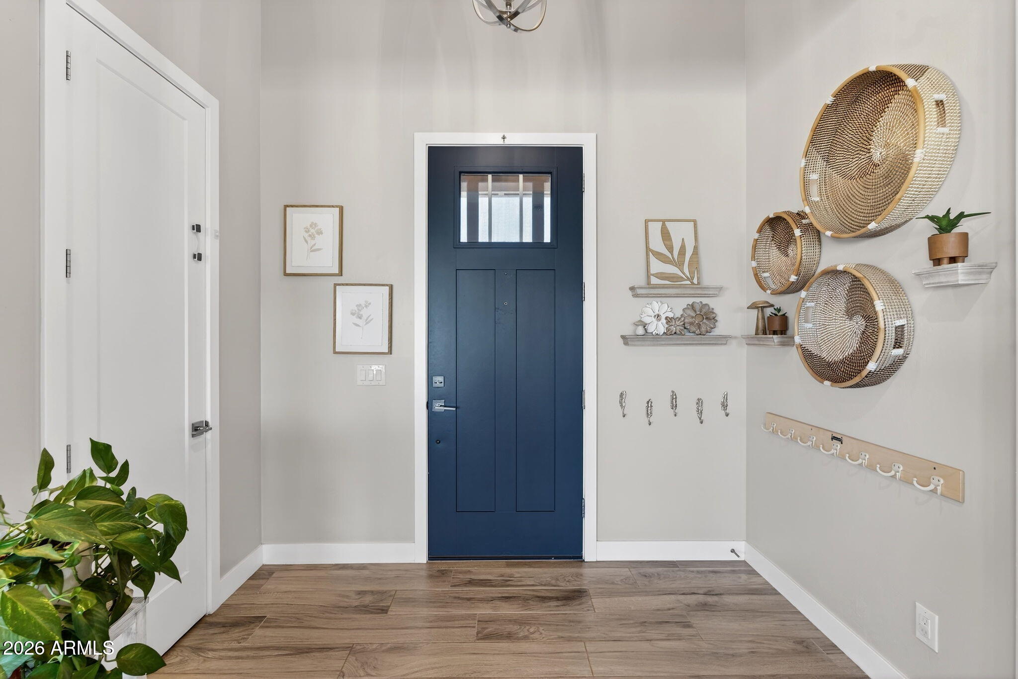 1124 E LOVELAND Lane