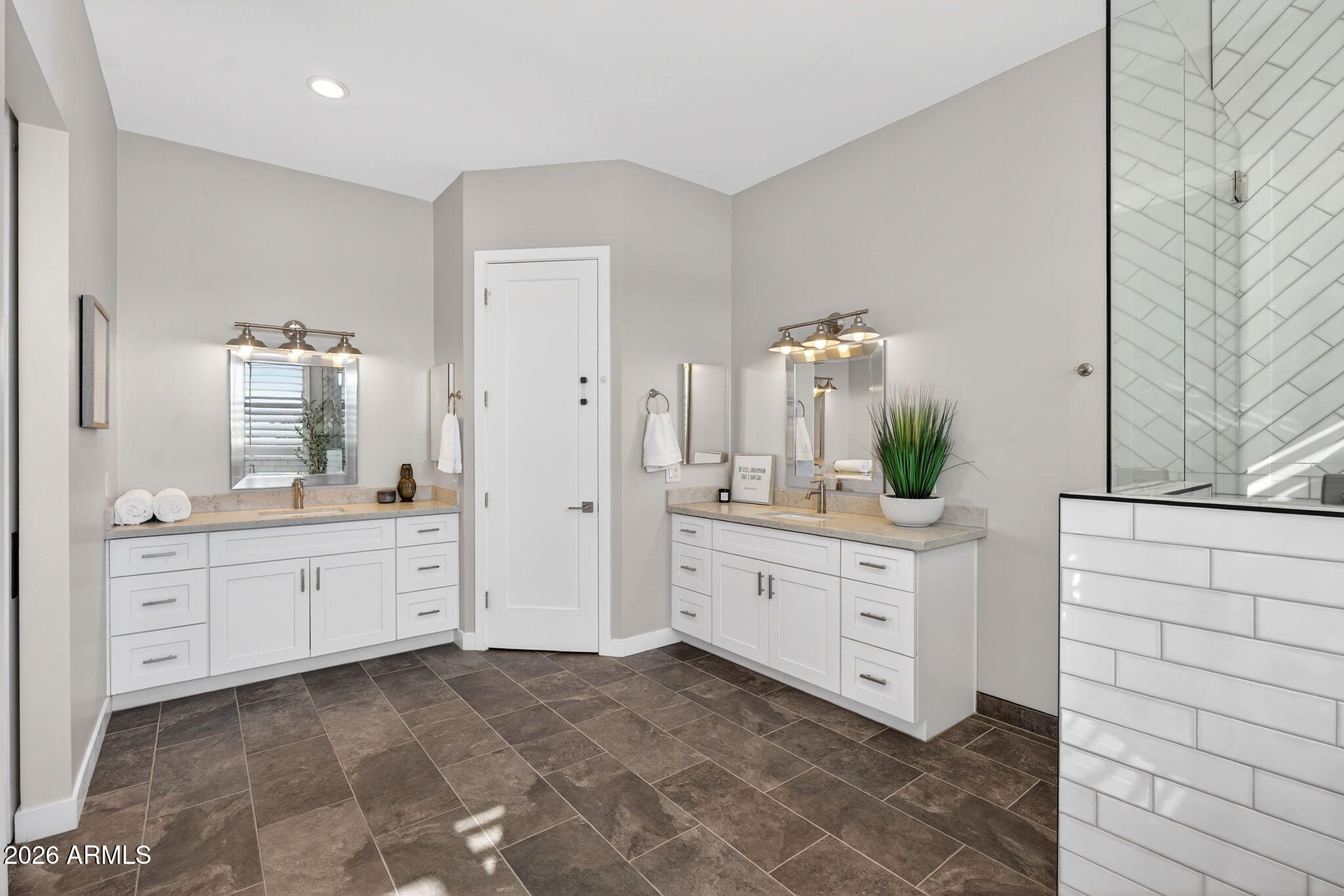 1124 E LOVELAND Lane