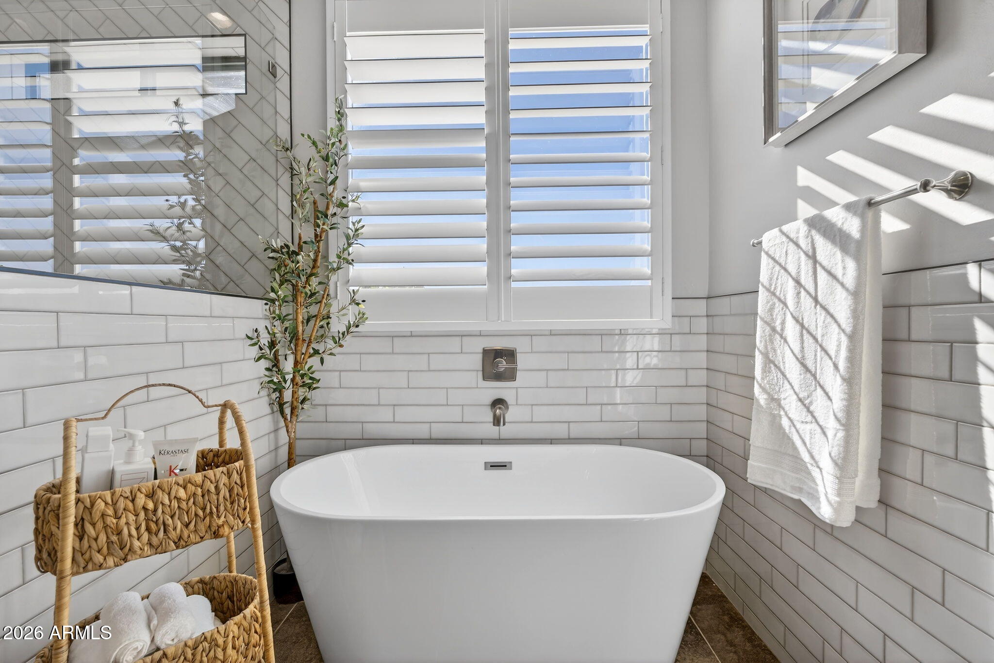 1124 E LOVELAND Lane