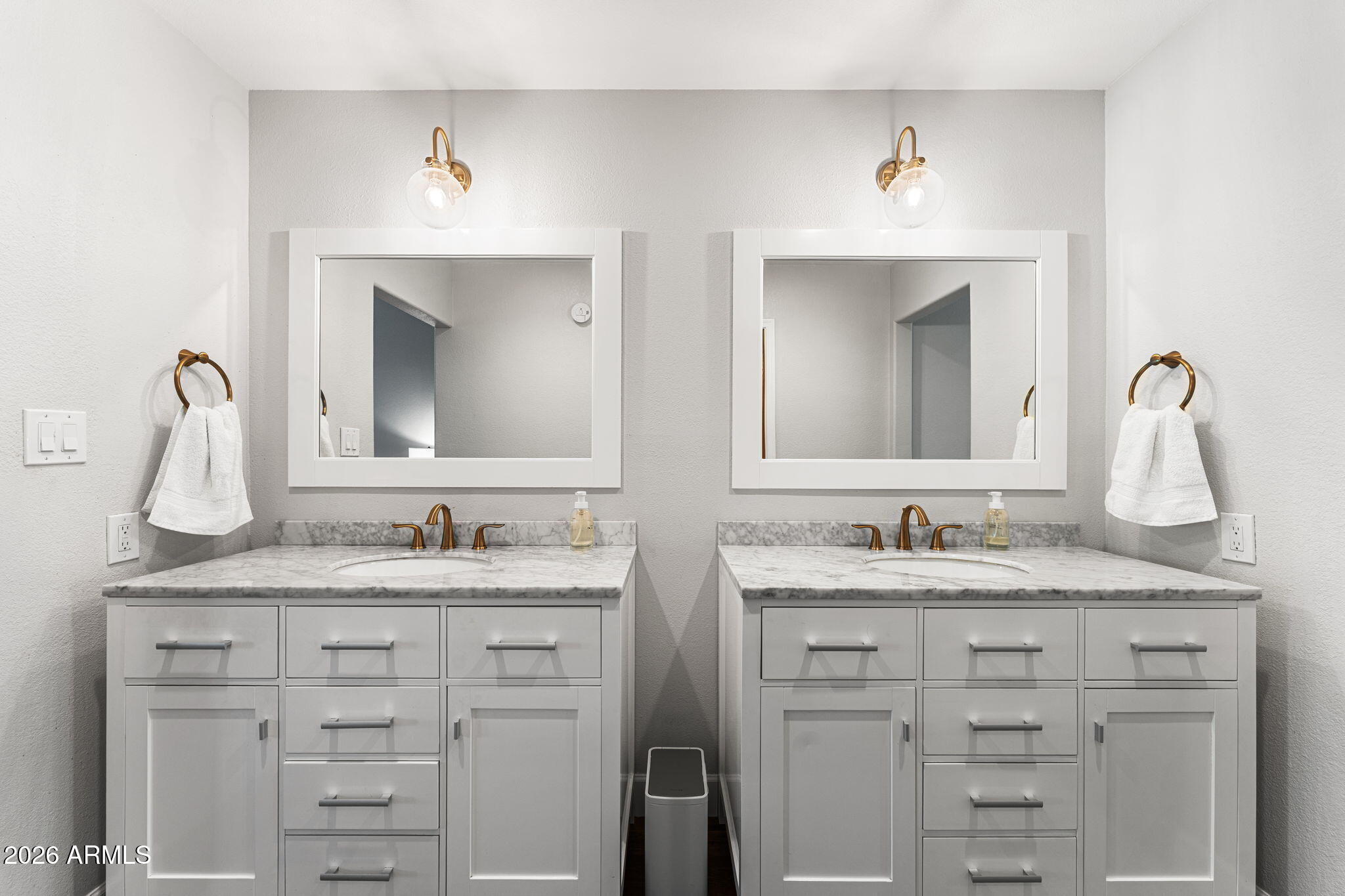 3904 E AHWATUKEE Drive