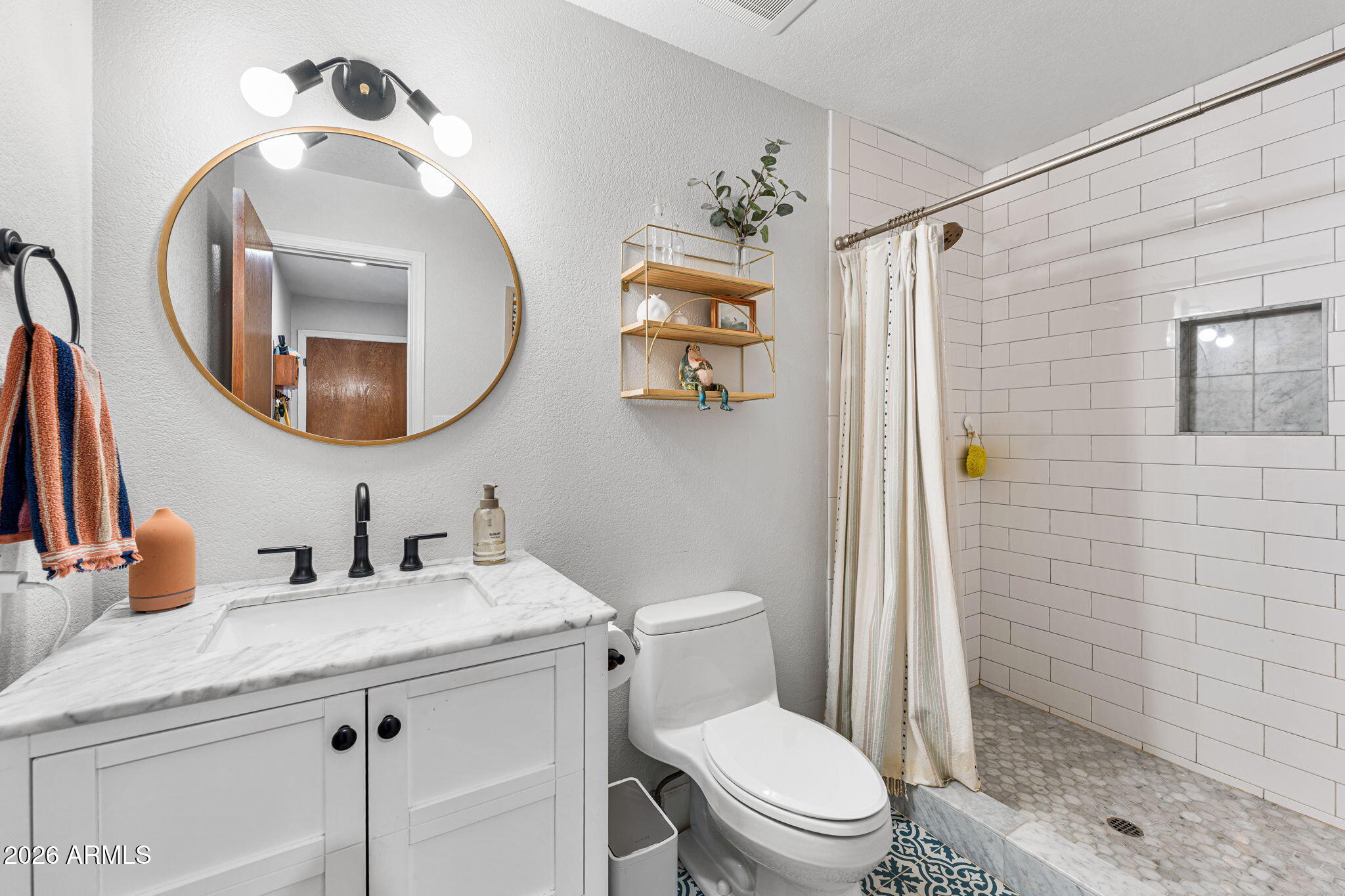 3904 E AHWATUKEE Drive