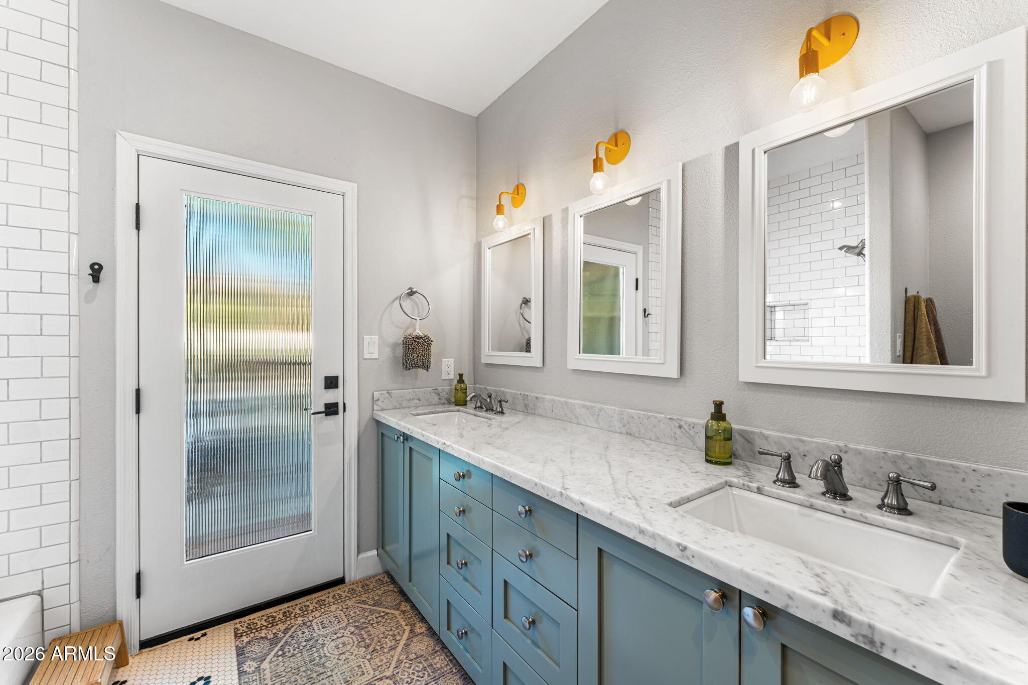 3904 E AHWATUKEE Drive