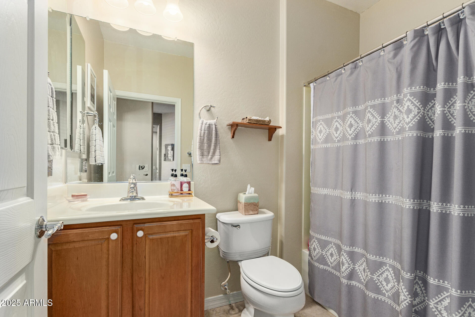 583 W BISMARK Street