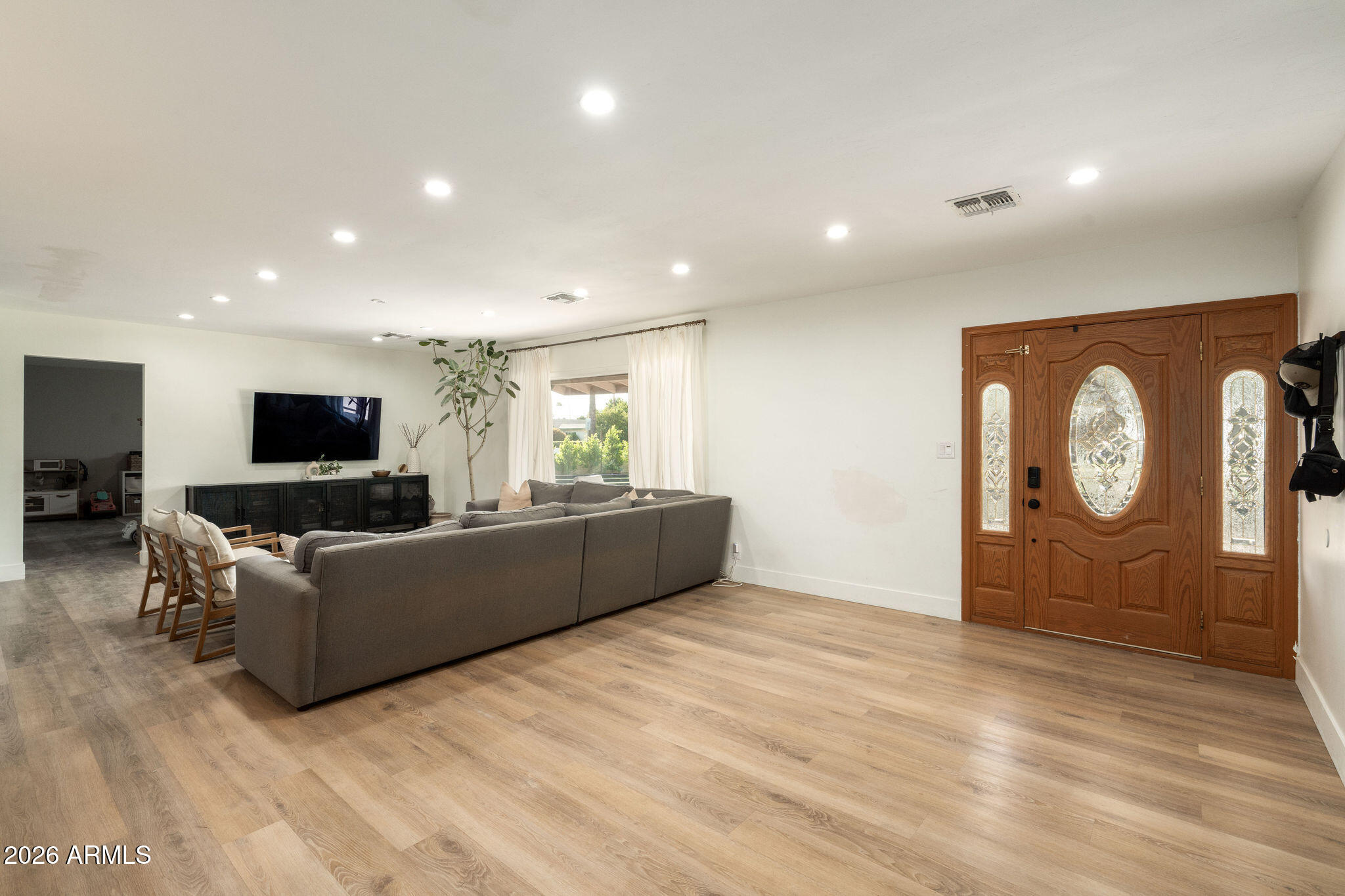 547 W ORANGEWOOD Avenue