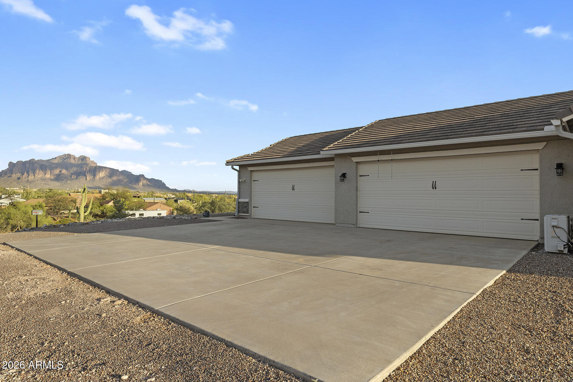 203 E SADDLE BUTTE Street