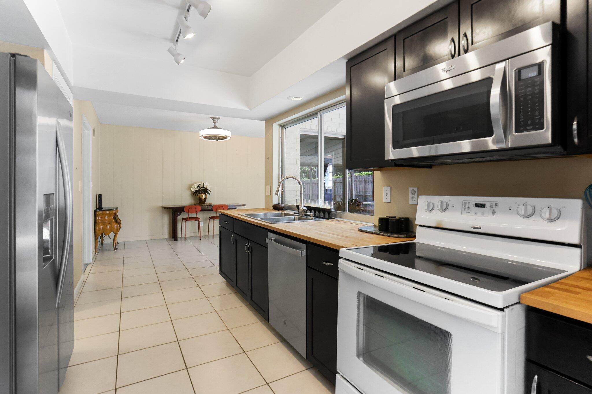 1098 NW 5th Avenue
