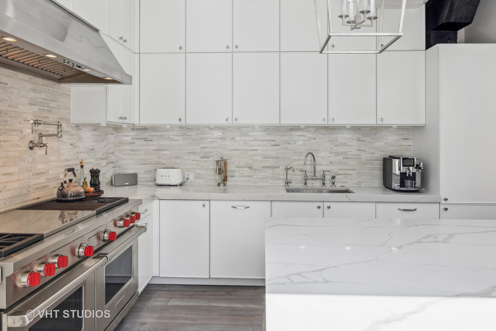 215 W ILLINOIS Street Unit: 3A