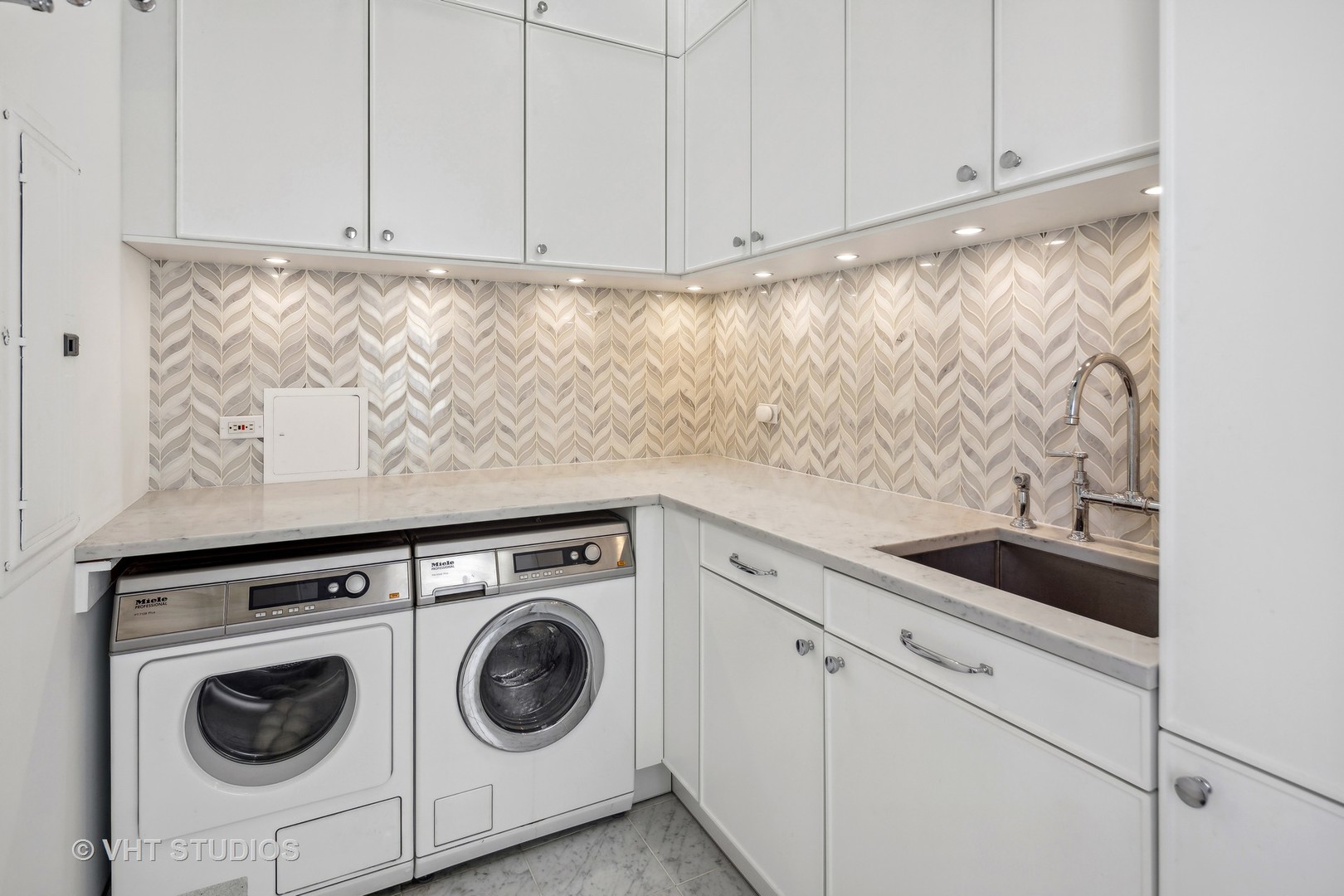 215 W ILLINOIS Street Unit: 3A