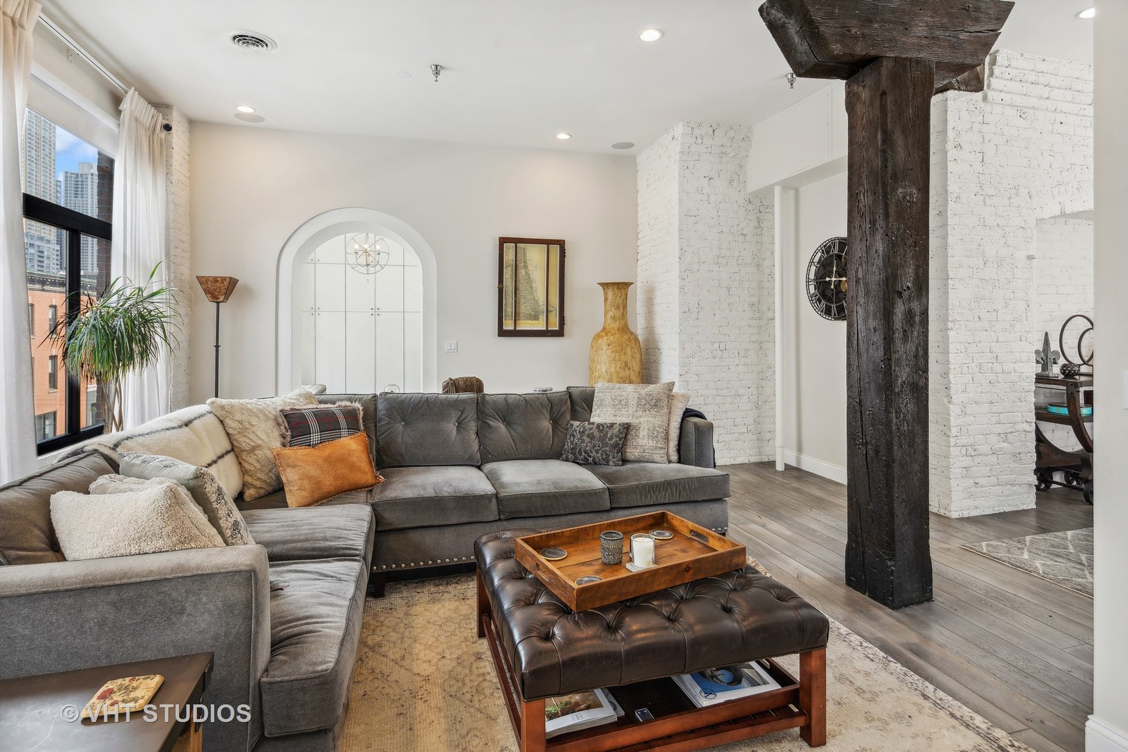 215 W ILLINOIS Street Unit: 3A