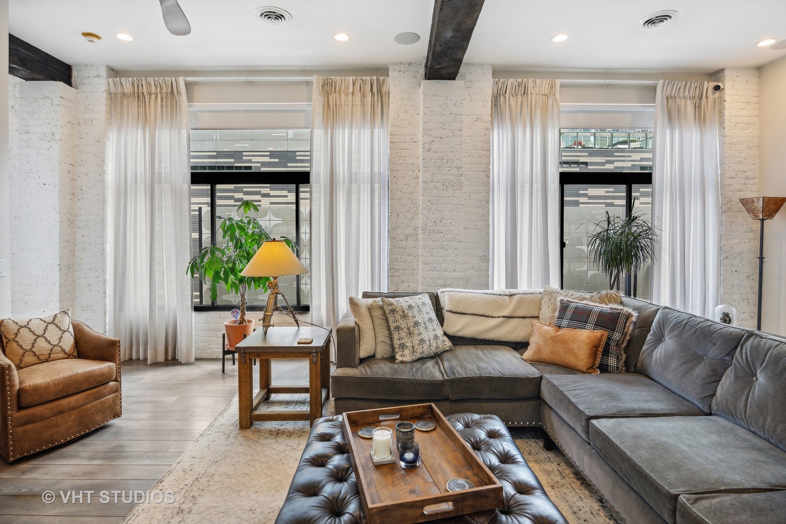 215 W ILLINOIS Street Unit: 3A