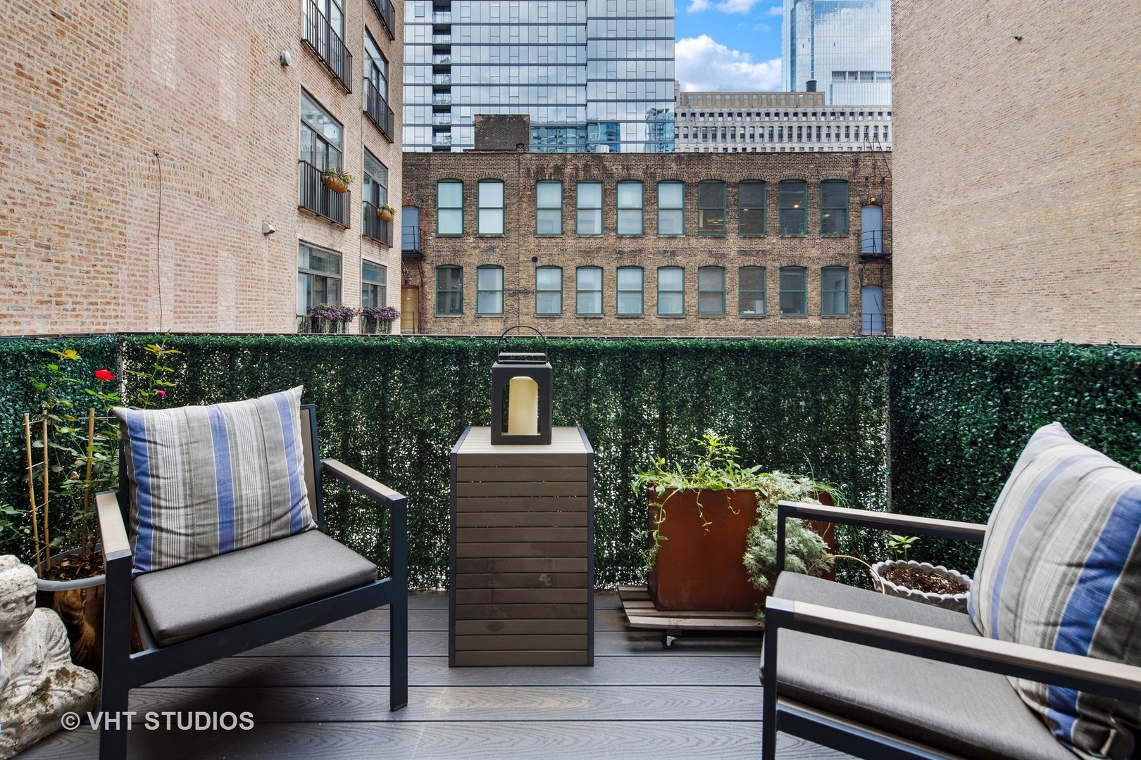 215 W ILLINOIS Street Unit: 3A