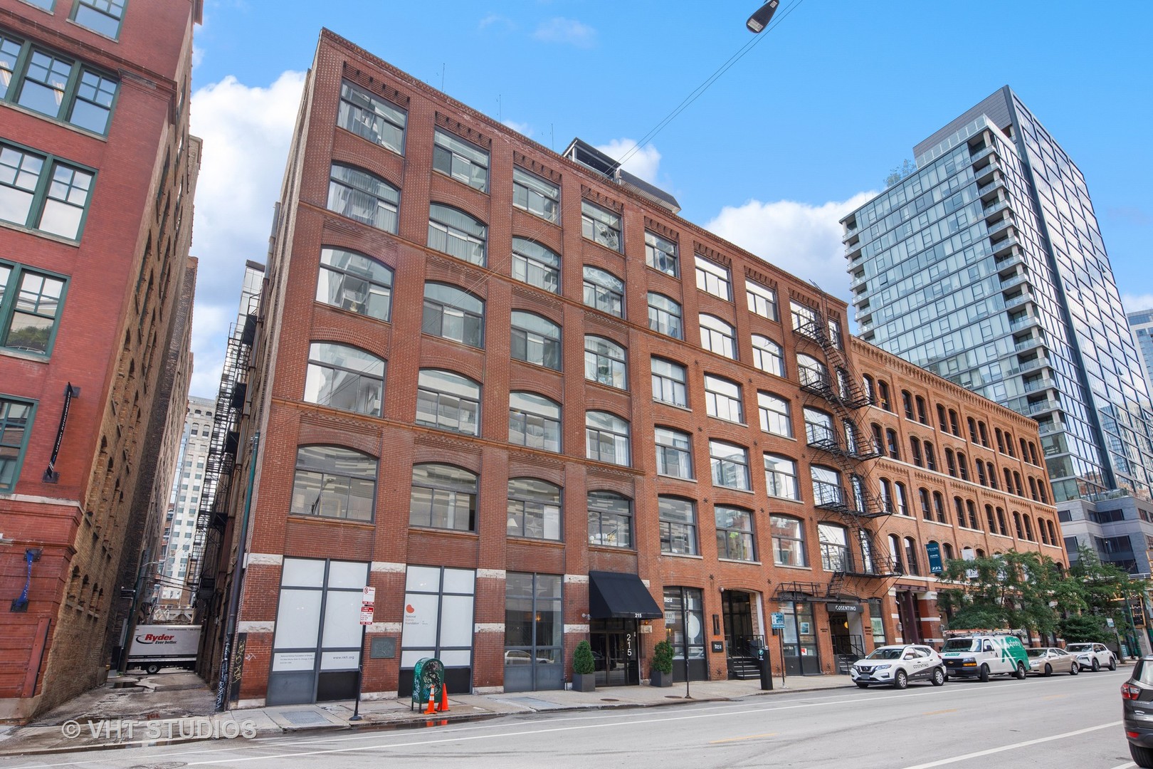 215 W ILLINOIS Street Unit: 3A