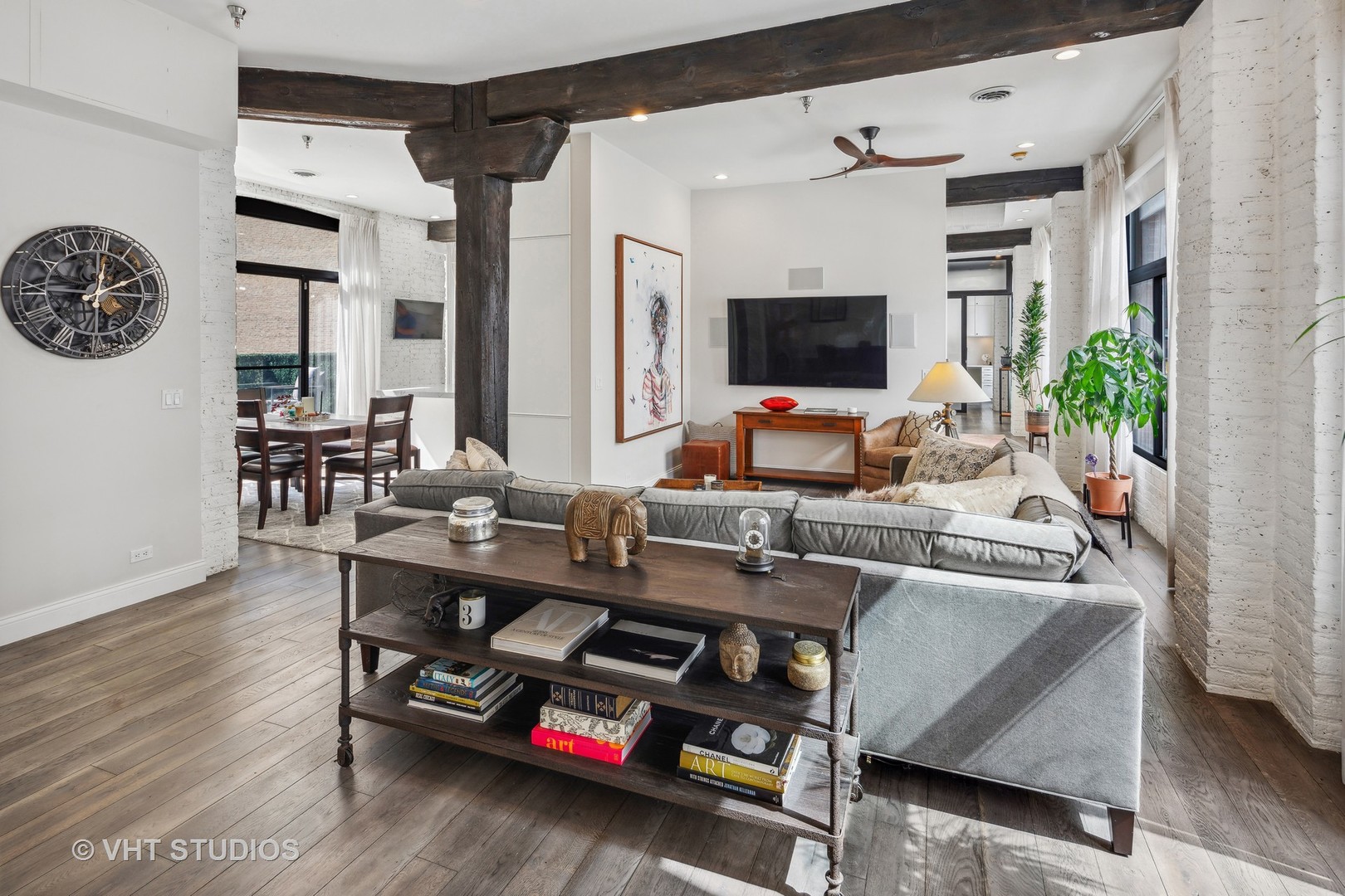 215 W ILLINOIS Street Unit: 3A