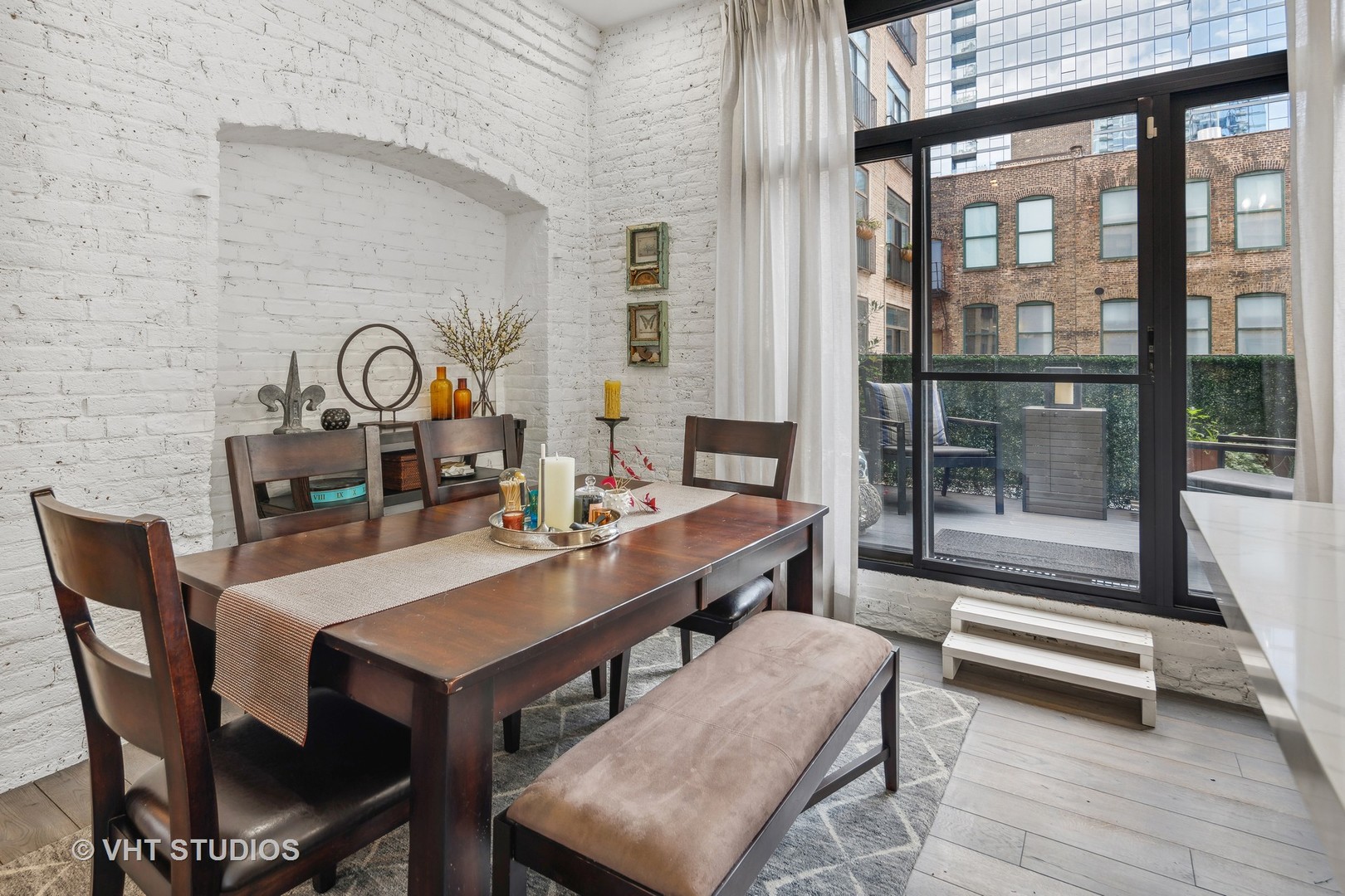 215 W ILLINOIS Street Unit: 3A