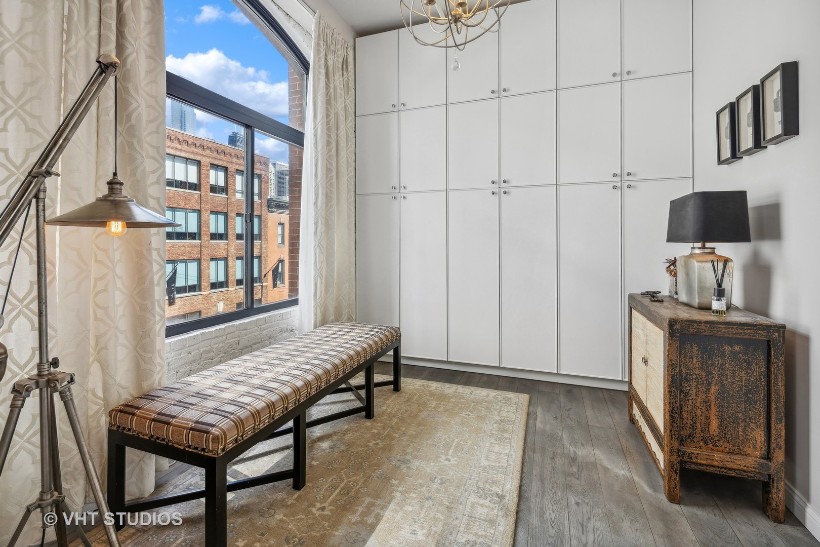 215 W ILLINOIS Street Unit: 3A