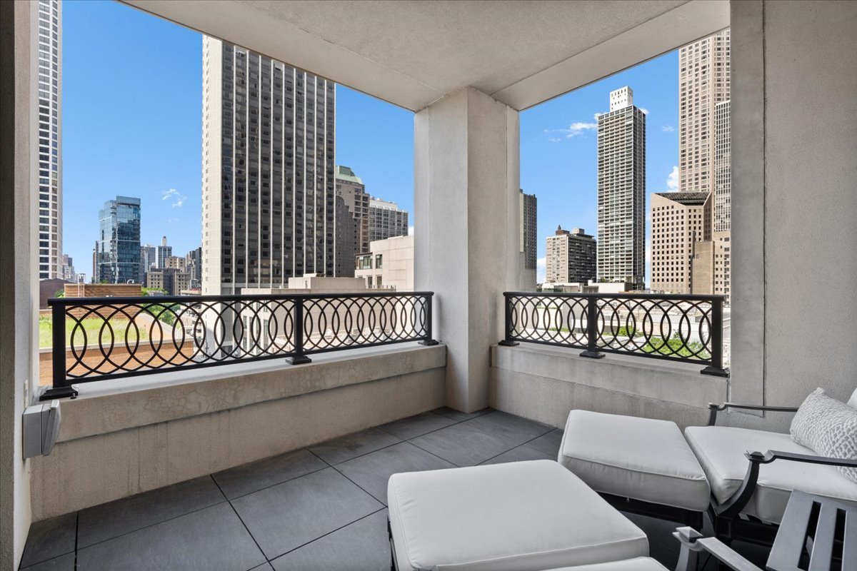 9 W Walton Street Unit: 702