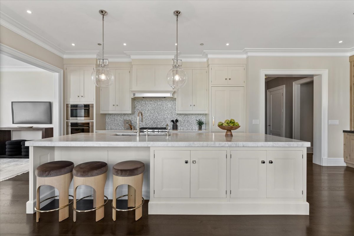 9 W Walton Street Unit: 702