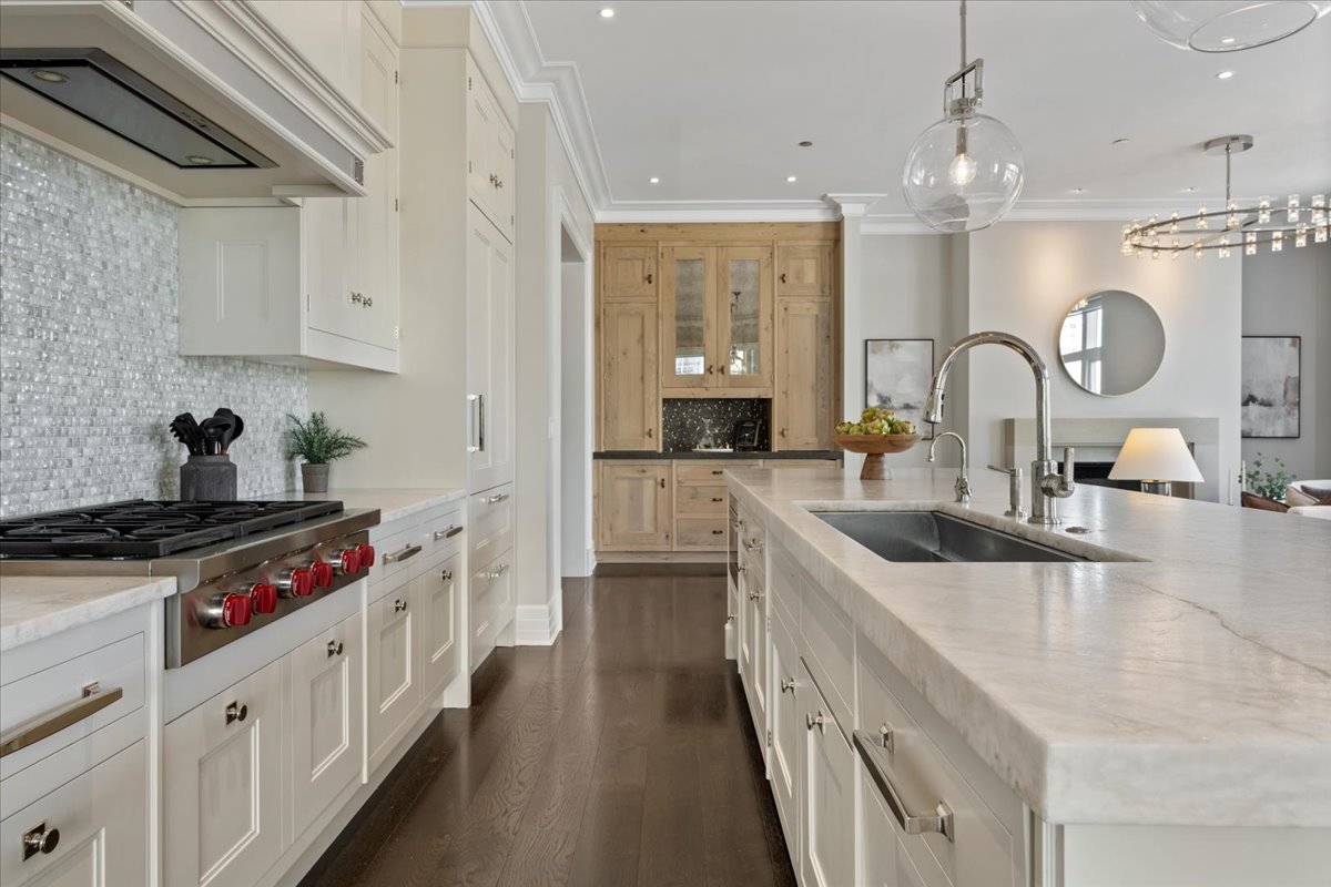 9 W Walton Street Unit: 702