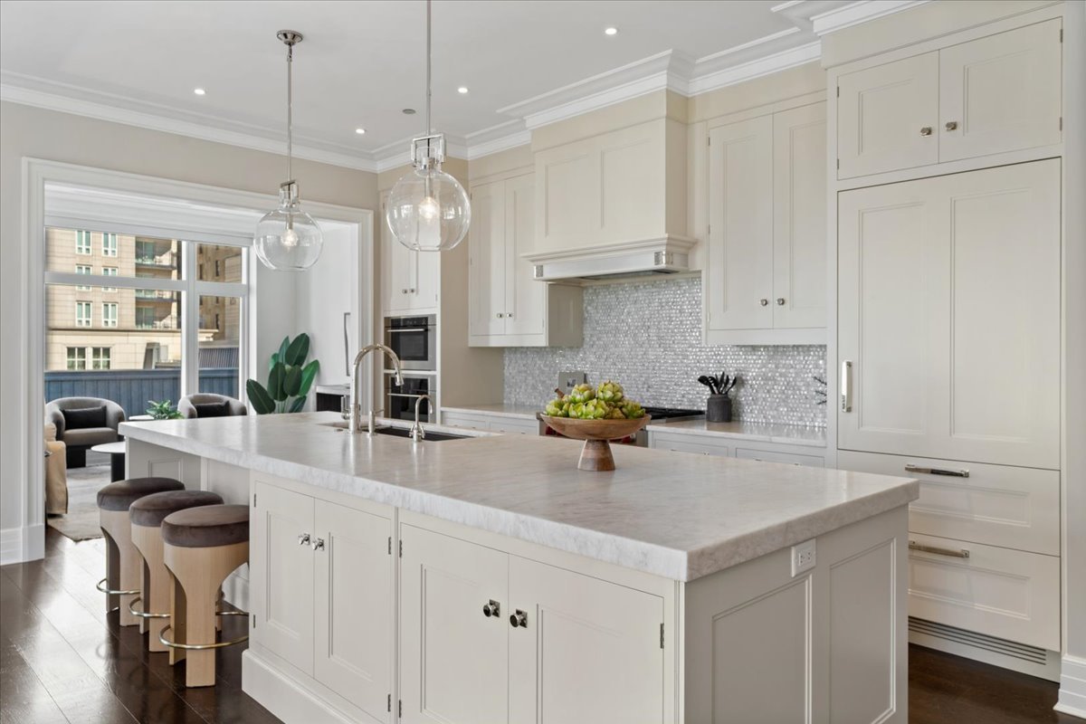 9 W Walton Street Unit: 702